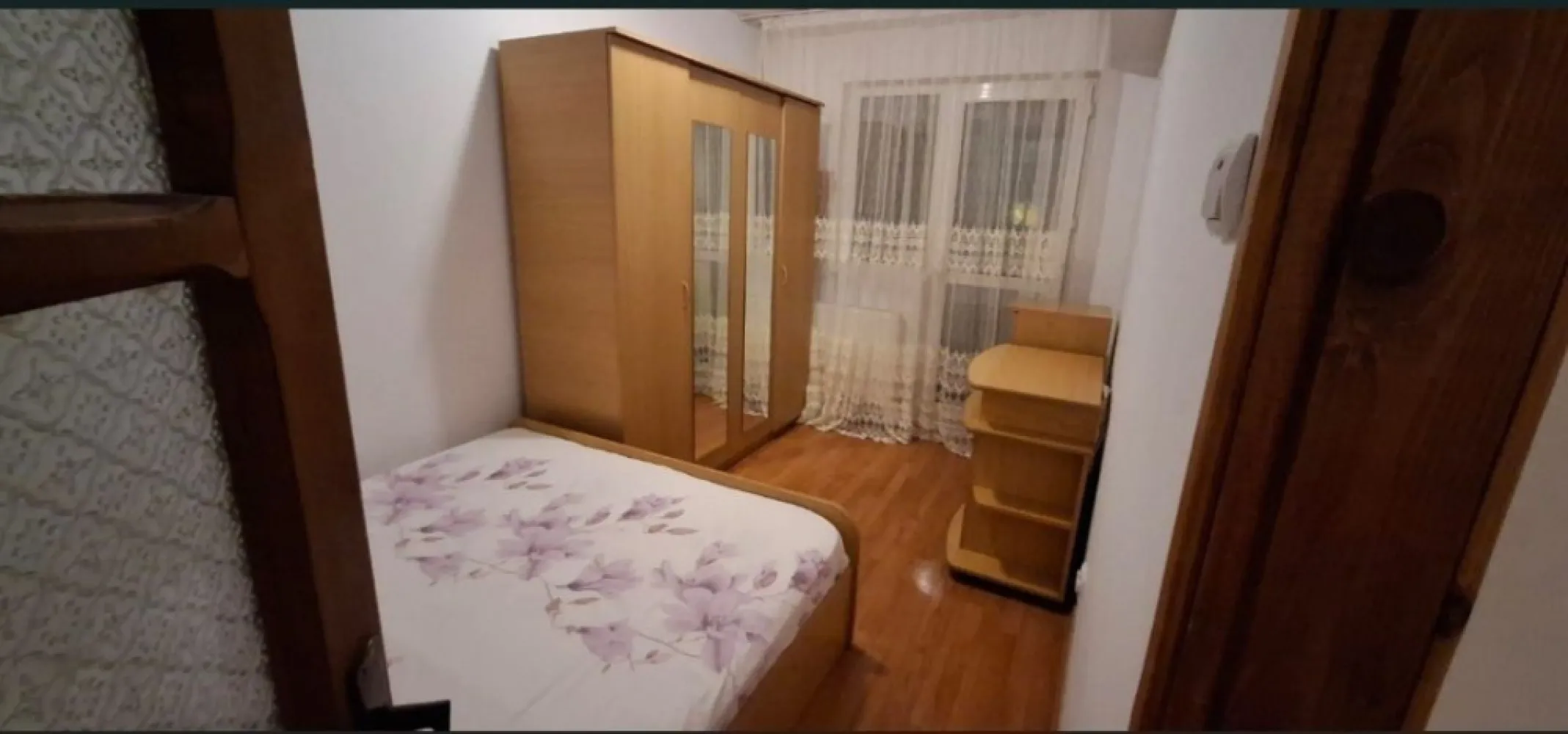 De inchiriat apartament 3 camere, Micro 20, 2100 lei - Se ofera spre închiriere apartament cu 3 camere, situat în Micro 20, în imediata apropiere a Cofetăriei Dana, într-o zonă liniștită și accesibilă.
Apartamentul este amplasat la etajul 5 din 10, într-un bloc prevăzut cu lift, și este compartimentat astfel:
- living;
- 2 dormitoare;
- 2 băi;
- balcon.
Locuința beneficiază de centrală proprie și se închiriază complet mobilată și utilată, exact ca în fotografii, fiind pregătită pentru mutare imediată.
Se caută chiriași serioși și responsabili. Se inchiriaza doar pe termen lung.
La incheierea contractului de inchiriere chiriasul va achita prima chirie, o garantie egala cu o chirie si comisionul agentiei imobiliare.
Pentru informații suplimentare și programarea unei vizionări, vă rog să mă contactați 0741.030.291 Marilena.
