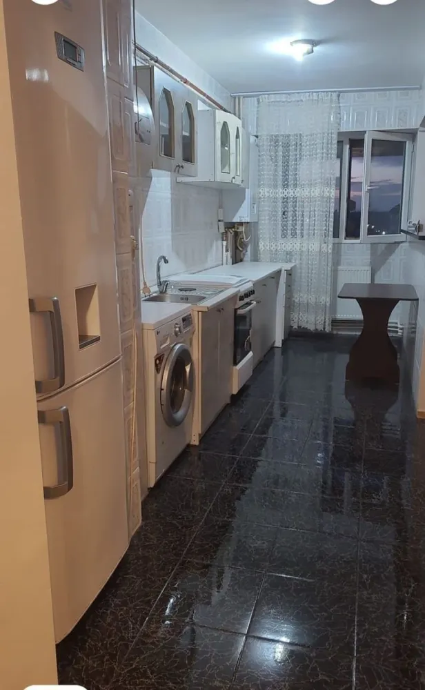 De inchiriat apartament 3 camere, Micro 20, 2100 lei - Se ofera spre închiriere apartament cu 3 camere, situat în Micro 20, în imediata apropiere a Cofetăriei Dana, într-o zonă liniștită și accesibilă.
Apartamentul este amplasat la etajul 5 din 10, într-un bloc prevăzut cu lift, și este compartimentat astfel:
- living;
- 2 dormitoare;
- 2 băi;
- balcon.
Locuința beneficiază de centrală proprie și se închiriază complet mobilată și utilată, exact ca în fotografii, fiind pregătită pentru mutare imediată.
Se caută chiriași serioși și responsabili. Se inchiriaza doar pe termen lung.
La incheierea contractului de inchiriere chiriasul va achita prima chirie, o garantie egala cu o chirie si comisionul agentiei imobiliare.
Pentru informații suplimentare și programarea unei vizionări, vă rog să mă contactați 0741.030.291 Marilena.