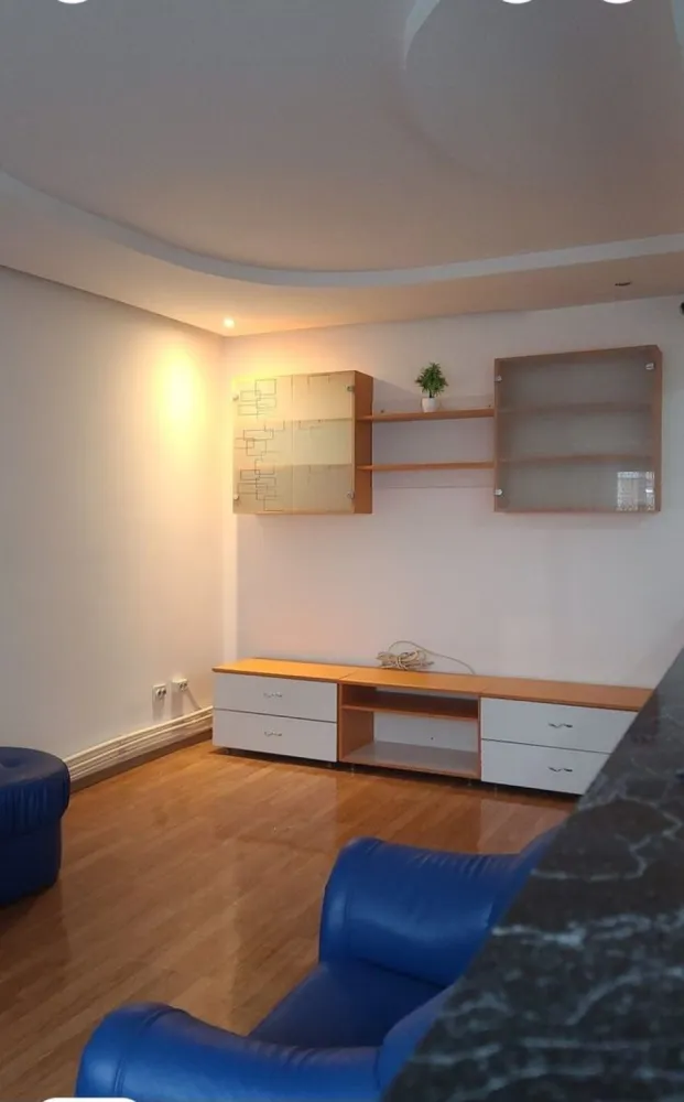 De inchiriat apartament 3 camere, Micro 20, 2100 lei - Se ofera spre închiriere apartament cu 3 camere, situat în Micro 20, în imediata apropiere a Cofetăriei Dana, într-o zonă liniștită și accesibilă.
Apartamentul este amplasat la etajul 5 din 10, într-un bloc prevăzut cu lift, și este compartimentat astfel:
- living;
- 2 dormitoare;
- 2 băi;
- balcon.
Locuința beneficiază de centrală proprie și se închiriază complet mobilată și utilată, exact ca în fotografii, fiind pregătită pentru mutare imediată.
Se caută chiriași serioși și responsabili. Se inchiriaza doar pe termen lung.
La incheierea contractului de inchiriere chiriasul va achita prima chirie, o garantie egala cu o chirie si comisionul agentiei imobiliare.
Pentru informații suplimentare și programarea unei vizionări, vă rog să mă contactați 0741.030.291 Marilena.