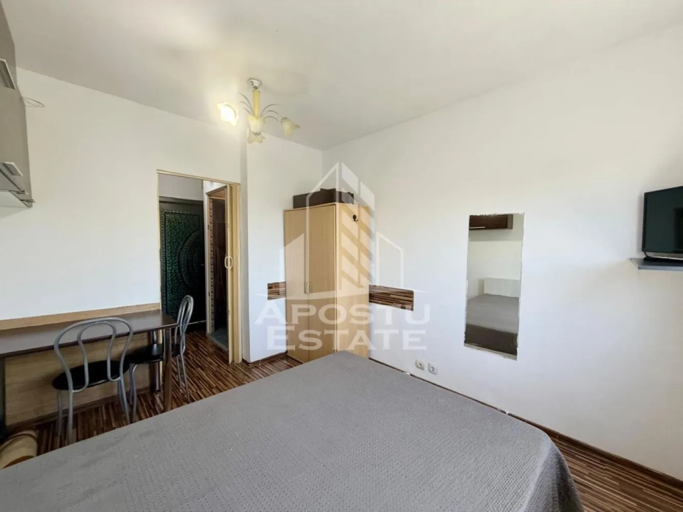 Garsoniera de vanzare, zona Cetatii, Timisoara - Agentia imobiliara APOSTU ESTATE va propune spre vanzare o garsoniera cu o suprafata utila de 15 mp in bloc de apartamente, situat la etajul 4 din 4, in zona Lipovei din Timisoara – o zona linistita, apreciata pentru accesul rapid catre principalele puncte de interes ale orasului.

Aceasta proprietate este ideala atat pentru locuinta proprie, cat si pentru investitie, datorita compartimentarii eficiente si amplasarii excelente.

Detalii proprietate:
- Suprafata utila: 15 mp
- Etaj: 4/4

Compartimentare:
- Hol de acces
- Bucatarie
- Camera principala
- Baie cu cada

Apartamentul beneficiaza de:
- Incalzire prin Convector pe Gaz
Localizare:

Imobilul este situat intr-o zona foarte bine conectata, avand in apropiere:
- Supermarketuri
- Piata
- Farmacii
- Scoli si gradinite
- Restaurante si cafenele
- Mijloace de transport in comun

De asemenea, proximitatea fata de Iulius Town Timișoara creste considerabil atractivitatea apartamentului, atat pentru locuire, cat si pentru inchiriere.

Agentia Apostu Estate ofera consultanta bancara gratuita prin intermediul colaboratorilor si brokerilor de credite, pentru alegerea celei mai potrivite solutii de finantare.

Programeaza o vizionare si descopera avantajele acestui apartament primitor din zona Lipovei!

ID Intern: CP3122824!
