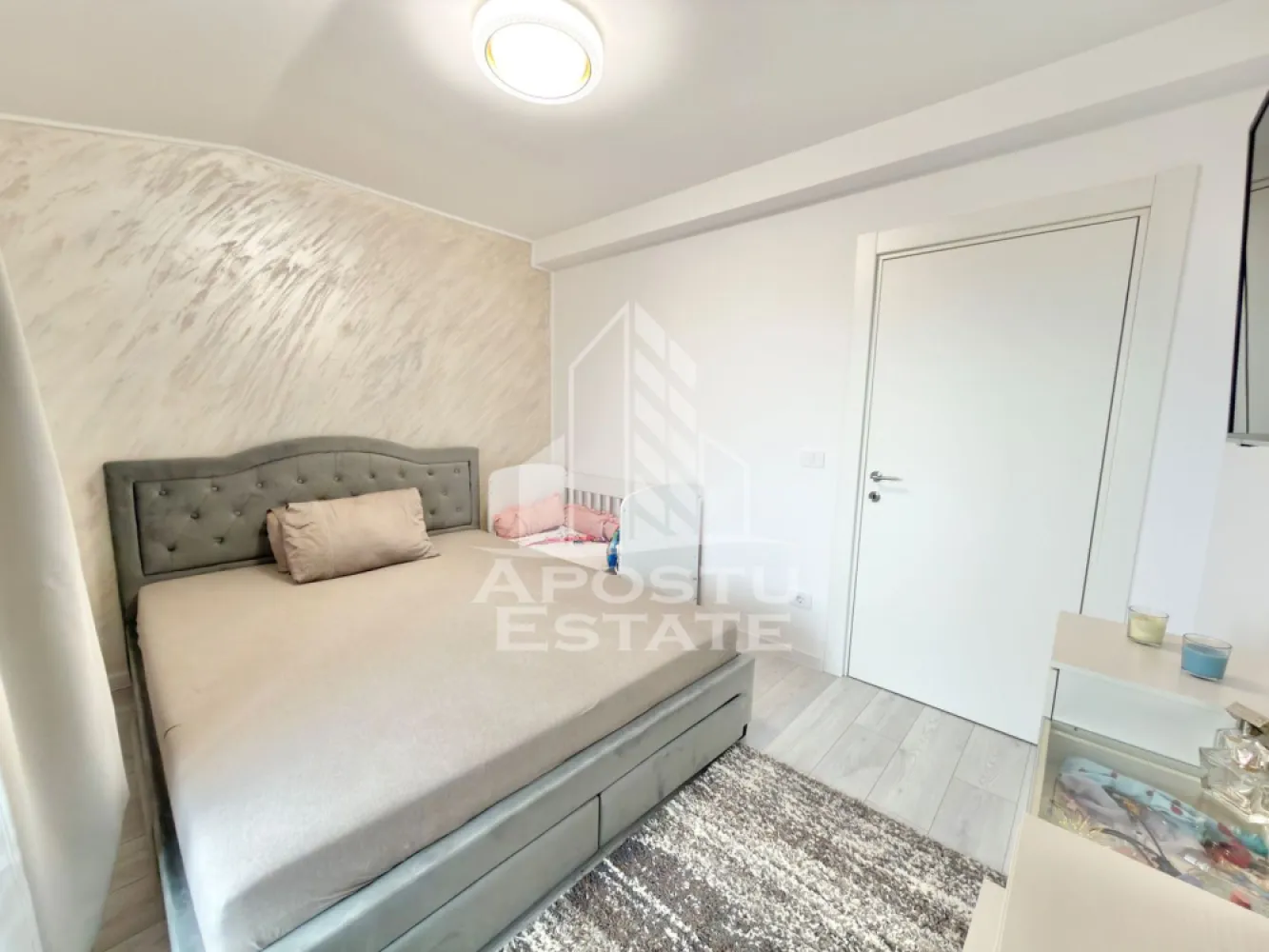 Apartament cu 3 camere dressing si debara in Giroc. - APOSTU ESTATE va propune spre vanzare un apartament cu 3 camere in Giroc.
Drumul de acces spre imobil este asfaltat. In apropiere este un parc la doar 3 minute, iar magazine si supermarket-uri precum Lidl, Profi, Mega Image, Penny, Scoala, Gradinita la o distanta de 5 minute, acces facil la mijloace de transport in comun.

Apartamentul se vinde la pretul de 87.000€ nemobilat, iar la pretul de 96.000€ complet mobilat si utilat precum se observa in imagini.

Imobilul dispune de o suprafata de 53 mp si este situat la etajul 3.

Compartimentare:
- hol acces.
- living cu bucatarie open space.
- 2 dormitoare.
- baie cu geam si cada.
- dressing.
- debara.
- terasa.

Detalii tehnice:
- constructie realizata in anul 2025 din caramida Porotherm de 30 cm.
- exterior izolat cu polistiren de 10 cm eps 80.
- pereti despartitori complet din caramida (fara rigips) tencuiti mecanizat finisati cu glet si vopsea lavabila.
- geamuri termopan cu 3 sticle pentru izolare fonica si termica superioara, foarte mari si luminoase dotate cu site si jaluzele.
- centrala proprie pe gaz, sistem eficient de incalzire prin pardoseala.
- aparataje modulare Gewis.
- usa acces securizata, usi interioare Porta Doors.
- electrocasnice noi, in stare perfecta de functionare. (frigider, masina de spalat rufe, aragaz, cuptor, hota).
- aparat pentru aer conditionat.
- 1 loc de parcare in cf.

Utilitati complete: curent, apa de la retea, canalizare, gaz.
Pentru mai multe detalii nu ezitati sa ne contactati!

Acceptam orice fel de credit bancar. Oferim consultanta si solutii financiare prin colaboratorii nostri pentru a obtine cel mai avantajos credit Ipotecar sau Noua Casa.

Va asteptam cu drag la o vizionare chiar astazi!
CP3081646