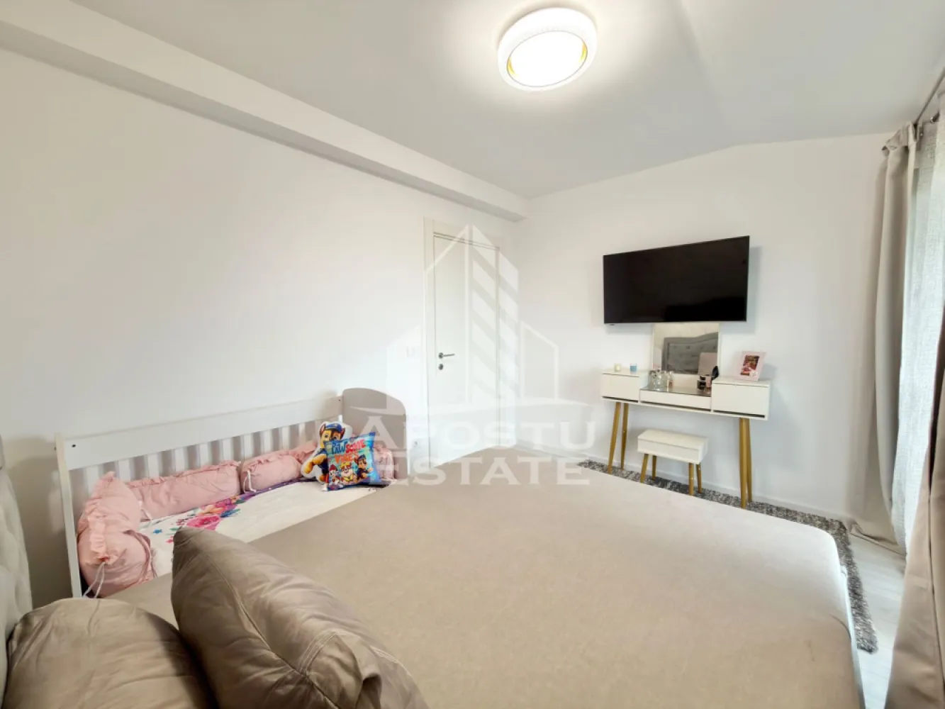 Apartament cu 3 camere dressing si debara in Giroc. - APOSTU ESTATE va propune spre vanzare un apartament cu 3 camere in Giroc.
Drumul de acces spre imobil este asfaltat. In apropiere este un parc la doar 3 minute, iar magazine si supermarket-uri precum Lidl, Profi, Mega Image, Penny, Scoala, Gradinita la o distanta de 5 minute, acces facil la mijloace de transport in comun.

Apartamentul se vinde la pretul de 87.000€ nemobilat, iar la pretul de 96.000€ complet mobilat si utilat precum se observa in imagini.

Imobilul dispune de o suprafata de 53 mp si este situat la etajul 3.

Compartimentare:
- hol acces.
- living cu bucatarie open space.
- 2 dormitoare.
- baie cu geam si cada.
- dressing.
- debara.
- terasa.

Detalii tehnice:
- constructie realizata in anul 2025 din caramida Porotherm de 30 cm.
- exterior izolat cu polistiren de 10 cm eps 80.
- pereti despartitori complet din caramida (fara rigips) tencuiti mecanizat finisati cu glet si vopsea lavabila.
- geamuri termopan cu 3 sticle pentru izolare fonica si termica superioara, foarte mari si luminoase dotate cu site si jaluzele.
- centrala proprie pe gaz, sistem eficient de incalzire prin pardoseala.
- aparataje modulare Gewis.
- usa acces securizata, usi interioare Porta Doors.
- electrocasnice noi, in stare perfecta de functionare. (frigider, masina de spalat rufe, aragaz, cuptor, hota).
- aparat pentru aer conditionat.
- 1 loc de parcare in cf.

Utilitati complete: curent, apa de la retea, canalizare, gaz.
Pentru mai multe detalii nu ezitati sa ne contactati!

Acceptam orice fel de credit bancar. Oferim consultanta si solutii financiare prin colaboratorii nostri pentru a obtine cel mai avantajos credit Ipotecar sau Noua Casa.

Va asteptam cu drag la o vizionare chiar astazi!
CP3081646