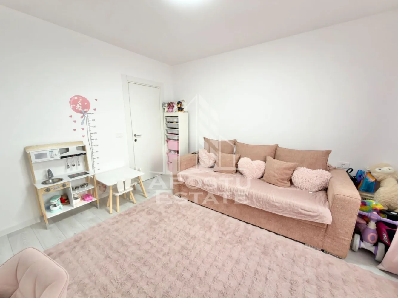 Apartament cu 3 camere dressing si debara in Giroc.