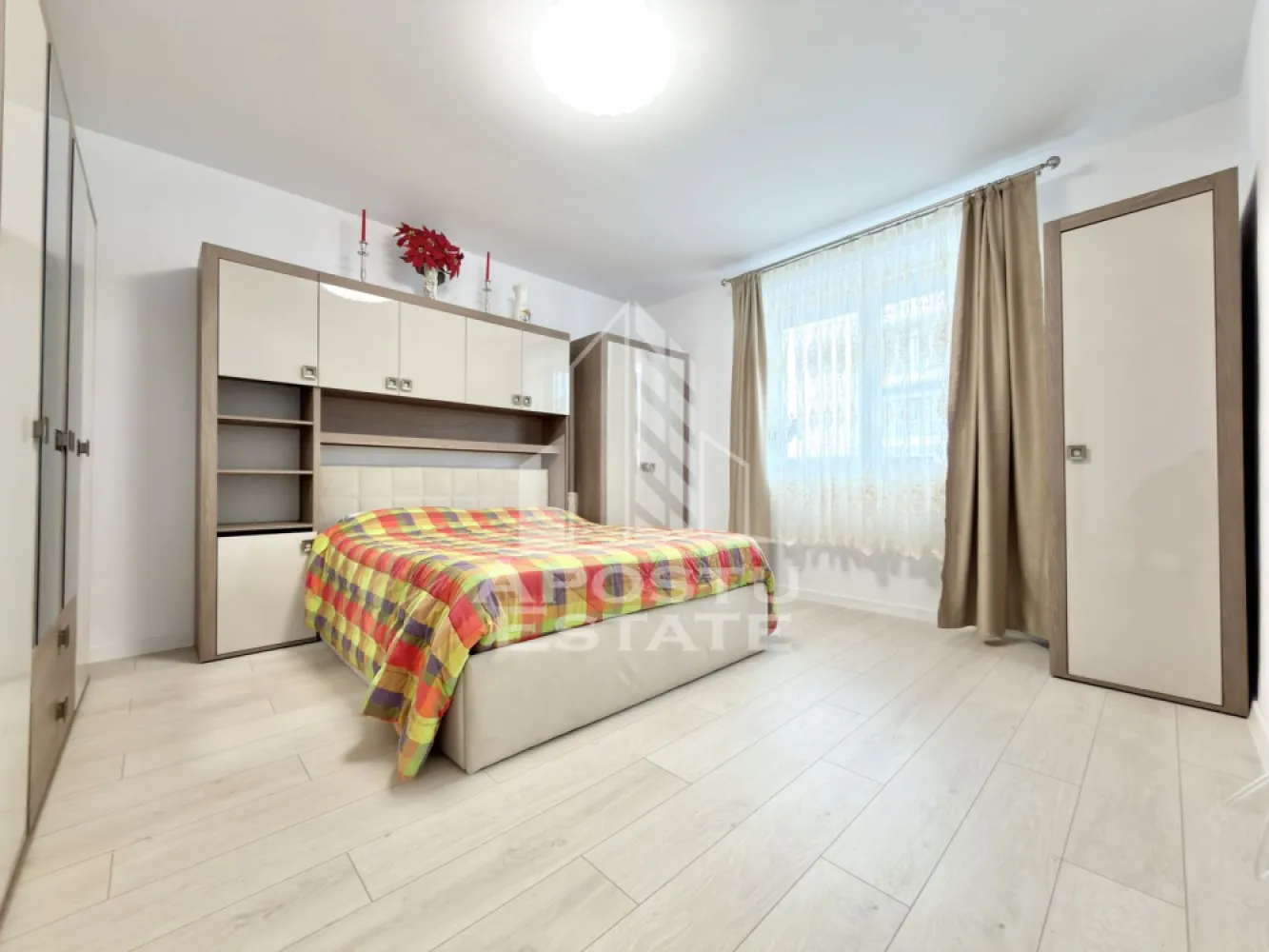 Apartament cu o camera mobilat si utilat in Giroc in spate la Hotel IQ - APOSTU ESTATE va propune spre vanzare un apartament cu 1 camere situat in Giroc, zona planetelor.
Drumul de acces spre imobil este asfaltat. In apropiere sunt magazine si supermarket-uri precum Penny, Lidl, Profi, Mega Image, Scoala, Gradinita si parc la o distanta de 5 minute, acces facil la mijloace de transport in comun.

Imobilul se vinde complet mobilat si utilat precum se observa in imagini, dispune de o suprafata de 37 mp utili si este situat la parter.

Compartimentare:
- hol acces.
- bucatarie inchisa.
- dormitor.
- baie cu dus.

Detalii tehnice:
- constructie realizata in anul 2025 din caramida Porotherm de 30 cm.
- exterior izolat cu polistiren de 10 cm eps 80. 
- pereti despartitori complet din caramida (fara rigips) tencuiti mecanizat finisati cu glet si vopsea lavabila.
- geamuri termopan cu 3 sticle pentru izolare fonica si termica superioara, foarte mari si luminoase.
- centrala proprie pe gaz, sistem eficient de incalzire in pardoseala.
- aparataje modulare Gewis. 
- usa acces securizata, usi interioare Porta Doors.
- 1 loc de parcare.
- mobilier de bucatarie de calitate inalta, realizat la comanda.
- electrocasnice noi, in stare perfecta de functionare. (frigider, masina de spalat rufe, aragaz, cuptor, hota)

Utilitati complete: curent, apa de la retea, canalizare, gaz.
Pentru mai multe detalii nu ezitati sa ne contactati!

Va asteptam cu drag la o vizionare chiar astazi!
CP2876094