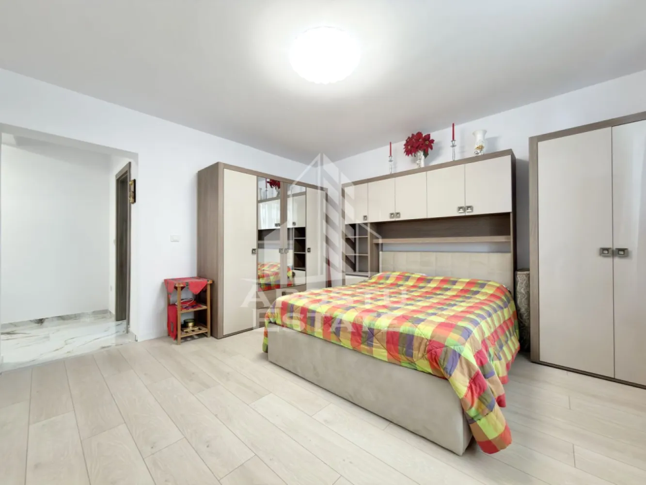 Apartament cu o camera mobilat si utilat in Giroc in spate la Hotel IQ - APOSTU ESTATE va propune spre vanzare un apartament cu 1 camere situat in Giroc, zona planetelor.
Drumul de acces spre imobil este asfaltat. In apropiere sunt magazine si supermarket-uri precum Penny, Lidl, Profi, Mega Image, Scoala, Gradinita si parc la o distanta de 5 minute, acces facil la mijloace de transport in comun.

Imobilul se vinde complet mobilat si utilat precum se observa in imagini, dispune de o suprafata de 37 mp utili si este situat la parter.

Compartimentare:
- hol acces.
- bucatarie inchisa.
- dormitor.
- baie cu dus.

Detalii tehnice:
- constructie realizata in anul 2025 din caramida Porotherm de 30 cm.
- exterior izolat cu polistiren de 10 cm eps 80. 
- pereti despartitori complet din caramida (fara rigips) tencuiti mecanizat finisati cu glet si vopsea lavabila.
- geamuri termopan cu 3 sticle pentru izolare fonica si termica superioara, foarte mari si luminoase.
- centrala proprie pe gaz, sistem eficient de incalzire in pardoseala.
- aparataje modulare Gewis. 
- usa acces securizata, usi interioare Porta Doors.
- 1 loc de parcare.
- mobilier de bucatarie de calitate inalta, realizat la comanda.
- electrocasnice noi, in stare perfecta de functionare. (frigider, masina de spalat rufe, aragaz, cuptor, hota)

Utilitati complete: curent, apa de la retea, canalizare, gaz.
Pentru mai multe detalii nu ezitati sa ne contactati!

Va asteptam cu drag la o vizionare chiar astazi!
CP2876094