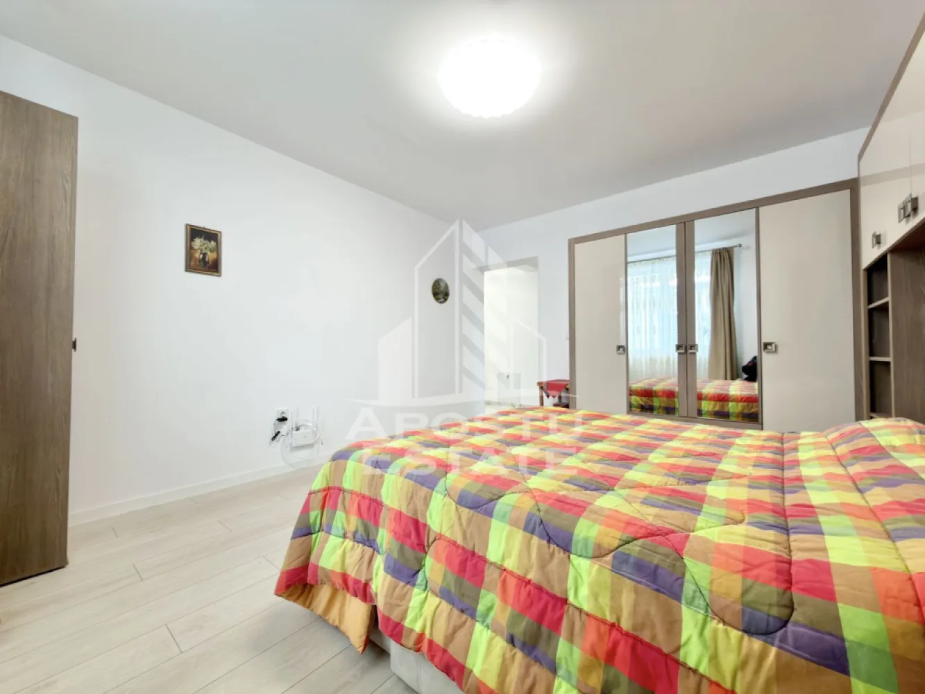 Apartament cu o camera mobilat si utilat in Giroc in spate la Hotel IQ - APOSTU ESTATE va propune spre vanzare un apartament cu 1 camere situat in Giroc, zona planetelor.
Drumul de acces spre imobil este asfaltat. In apropiere sunt magazine si supermarket-uri precum Penny, Lidl, Profi, Mega Image, Scoala, Gradinita si parc la o distanta de 5 minute, acces facil la mijloace de transport in comun.

Imobilul se vinde complet mobilat si utilat precum se observa in imagini, dispune de o suprafata de 37 mp utili si este situat la parter.

Compartimentare:
- hol acces.
- bucatarie inchisa.
- dormitor.
- baie cu dus.

Detalii tehnice:
- constructie realizata in anul 2025 din caramida Porotherm de 30 cm.
- exterior izolat cu polistiren de 10 cm eps 80. 
- pereti despartitori complet din caramida (fara rigips) tencuiti mecanizat finisati cu glet si vopsea lavabila.
- geamuri termopan cu 3 sticle pentru izolare fonica si termica superioara, foarte mari si luminoase.
- centrala proprie pe gaz, sistem eficient de incalzire in pardoseala.
- aparataje modulare Gewis. 
- usa acces securizata, usi interioare Porta Doors.
- 1 loc de parcare.
- mobilier de bucatarie de calitate inalta, realizat la comanda.
- electrocasnice noi, in stare perfecta de functionare. (frigider, masina de spalat rufe, aragaz, cuptor, hota)

Utilitati complete: curent, apa de la retea, canalizare, gaz.
Pentru mai multe detalii nu ezitati sa ne contactati!

Va asteptam cu drag la o vizionare chiar astazi!
CP2876094