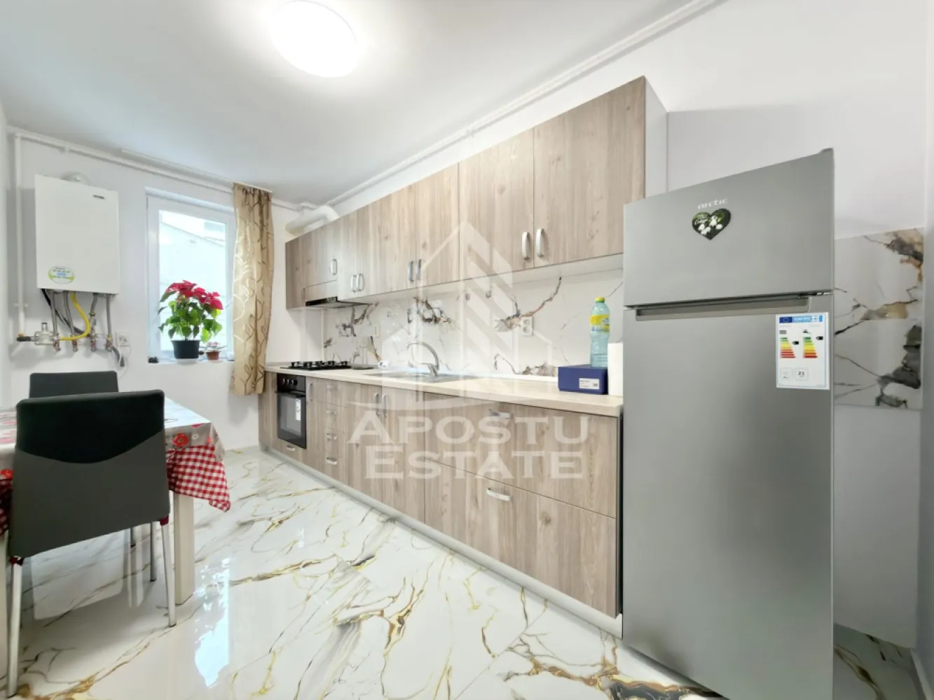 Apartament cu o camera mobilat si utilat in Giroc in spate la Hotel IQ - APOSTU ESTATE va propune spre vanzare un apartament cu 1 camere situat in Giroc, zona planetelor.
Drumul de acces spre imobil este asfaltat. In apropiere sunt magazine si supermarket-uri precum Penny, Lidl, Profi, Mega Image, Scoala, Gradinita si parc la o distanta de 5 minute, acces facil la mijloace de transport in comun.

Imobilul se vinde complet mobilat si utilat precum se observa in imagini, dispune de o suprafata de 37 mp utili si este situat la parter.

Compartimentare:
- hol acces.
- bucatarie inchisa.
- dormitor.
- baie cu dus.

Detalii tehnice:
- constructie realizata in anul 2025 din caramida Porotherm de 30 cm.
- exterior izolat cu polistiren de 10 cm eps 80. 
- pereti despartitori complet din caramida (fara rigips) tencuiti mecanizat finisati cu glet si vopsea lavabila.
- geamuri termopan cu 3 sticle pentru izolare fonica si termica superioara, foarte mari si luminoase.
- centrala proprie pe gaz, sistem eficient de incalzire in pardoseala.
- aparataje modulare Gewis. 
- usa acces securizata, usi interioare Porta Doors.
- 1 loc de parcare.
- mobilier de bucatarie de calitate inalta, realizat la comanda.
- electrocasnice noi, in stare perfecta de functionare. (frigider, masina de spalat rufe, aragaz, cuptor, hota)

Utilitati complete: curent, apa de la retea, canalizare, gaz.
Pentru mai multe detalii nu ezitati sa ne contactati!

Va asteptam cu drag la o vizionare chiar astazi!
CP2876094