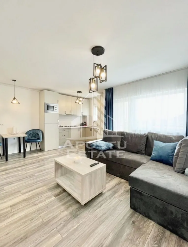 Apartament cu 2 camere la etajul 1, mobilat si utilat in Braytim - APOSTU ESTATE va propune spre vanzare un apartament cu 2 camere situat in zona Braytim.
Drumul de acces spre imobil este in curs de asfaltare termenul fiind luna septembrie. In apropiere sunt magazine si supermarket-uri precum Lidl, Profi, Mega Image, scoala, gradinita la o distanta de 10 minute, acces facil la mijloace de transport in comun.

Apartamentul se vinde complet mobilat si utilat precum se observa si în imagini.
Imobilul este situat la etajul 1 si dispune de 46 mp utili + balcon de 4 mp.

Compartimentare:
- hol acces.
- bucatarie si living open space.
- dormitor.
- baie cu geam si cada.
- terasa

Detalii tehnice:
- constructie realizata in anul 2022 din caramida Porotherm de 25cm.
- exterior izolat cu polistiren de 10 cm eps 80.
- pereti despartitori complet din caramida (fara rigips) tencuiti mecanizat finisati cu glet si vopsea lavabila.
- geamuri termopan cu 3 sticle pentru izolare fonica si termica superioara, foarte mari si luminoase.
- centrala proprie pe gaz, sistem eficient de incalzire in pardoseala cu termostat ambiectal wi-fi.
- aparataje modulare Gewis.
- usa acces securizata, usi interioare Coco Tinoli.
- gresie si faianta in baie.
- parchet laminat si plinte din Mdf in living si dormitor.
- mobilier integral realizat la comanda din Mdf
- electrocasnice noi, in stare perfecta de functionare. (frigider, plita pe gaz, cuptor cu microunde, hota).
- imobilul dispune de aparat pentru aer conditionat prin wi-fi.
- 1 loc de parcare

Utilitati complete: curent, apa de la retea, canalizare, gaz.
Pentru mai multe detalii nu ezitati sa ne contactati!

Acceptam orice fel de credit bancar. Oferim consultanta si solutii financiare prin colaboratorii nostri pentru a obtine cel mai avantajos credit Ipotecar sau Noua Casa.

Va asteptam cu drag la o vizionare chiar astazi!
CP2876221