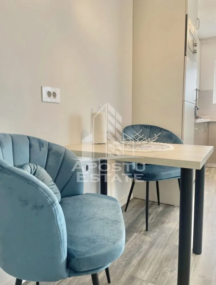 Apartament cu 2 camere la etajul 1, mobilat si utilat in Braytim - APOSTU ESTATE va propune spre vanzare un apartament cu 2 camere situat in zona Braytim.
Drumul de acces spre imobil este in curs de asfaltare termenul fiind luna septembrie. In apropiere sunt magazine si supermarket-uri precum Lidl, Profi, Mega Image, scoala, gradinita la o distanta de 10 minute, acces facil la mijloace de transport in comun.

Apartamentul se vinde complet mobilat si utilat precum se observa si în imagini.
Imobilul este situat la etajul 1 si dispune de 46 mp utili + balcon de 4 mp.

Compartimentare:
- hol acces.
- bucatarie si living open space.
- dormitor.
- baie cu geam si cada.
- terasa

Detalii tehnice:
- constructie realizata in anul 2022 din caramida Porotherm de 25cm.
- exterior izolat cu polistiren de 10 cm eps 80.
- pereti despartitori complet din caramida (fara rigips) tencuiti mecanizat finisati cu glet si vopsea lavabila.
- geamuri termopan cu 3 sticle pentru izolare fonica si termica superioara, foarte mari si luminoase.
- centrala proprie pe gaz, sistem eficient de incalzire in pardoseala cu termostat ambiectal wi-fi.
- aparataje modulare Gewis.
- usa acces securizata, usi interioare Coco Tinoli.
- gresie si faianta in baie.
- parchet laminat si plinte din Mdf in living si dormitor.
- mobilier integral realizat la comanda din Mdf
- electrocasnice noi, in stare perfecta de functionare. (frigider, plita pe gaz, cuptor cu microunde, hota).
- imobilul dispune de aparat pentru aer conditionat prin wi-fi.
- 1 loc de parcare

Utilitati complete: curent, apa de la retea, canalizare, gaz.
Pentru mai multe detalii nu ezitati sa ne contactati!

Acceptam orice fel de credit bancar. Oferim consultanta si solutii financiare prin colaboratorii nostri pentru a obtine cel mai avantajos credit Ipotecar sau Noua Casa.

Va asteptam cu drag la o vizionare chiar astazi!
CP2876221