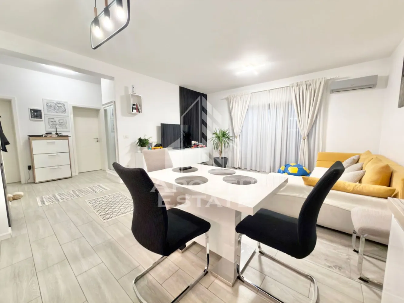 Apartament cu 3 camere mobilat, 70 mp utili, in Giroc la etajul 2. - APOSTU ESTATE va propune spre vanzare un apartament cu 3 camere situat in Giroc.
Drumul de acces spre imobil este pietruit. In apropiere sunt magazine si supermarket-uri precum: Profi, Lidl, Penny, magazin alimentar, scoala si gradinita la o distanta de 10 minute, acces facil la mijloace de transport in comun.

Apartamentul se vinde complet mobilat si utilat precum se observa in imagini. 
Imobilul este situat la etajul 2.
Suprafata este de 70 mp utili + terasa de 8 mp.

Compartimentare:
- hol acces.
- living si bucatarie open space.
- 2 dormitoare.
- baie cu geam si dus.
- terasa de 8 mp.

Detalii tehnice:
- constructie realizata in anul 2019 din caramida Porotherm de 25 cm.
- exterior izolat cu polistiren de 10 cm eps 80. 
- pereti despartitori complet din caramida (fara rigips) tencuiti mecanizat finisati cu glet si vopsea lavabila.
- mobilier modern, de calitate inalta realizat pe comanda pe toata suprafata apartamentului.
- electrocasnice noi, in stare perfecta de functionare: (plita electrica, cuptor, masina de spalat vase, masina de spalat rufe, masina de uscat rufe, clima).
- geamuri termopan cu 3 sticle pentru izolare fonica si termica superioara, foarte mari si luminoase.
- aparat pentru aer conditionat in living.
- centrala proprie pe gaz, sistem eficient de incalzire prin pardoseala.
- aparataje modulare Gewis.
- usa acces securizata, usi interioare porta doors albe.
- 2 locuri de parcare in cf.

Utilitati complete: curent, apa de la retea, canalizare, gaz, internet prin fibra optica, cablu Tv.
Pretul este negociabil.
Pentru mai multe detalii nu ezitati sa ne contactati!

Acceptam orice fel de credit bancar. Oferim consultanta si solutii financiare prin colaboratorii nostri pentru a obtine cel mai avantajos credit Ipotecar sau Noua Casa.

Va asteptam cu drag la o vizionare chiar astazi!
CP2976594
