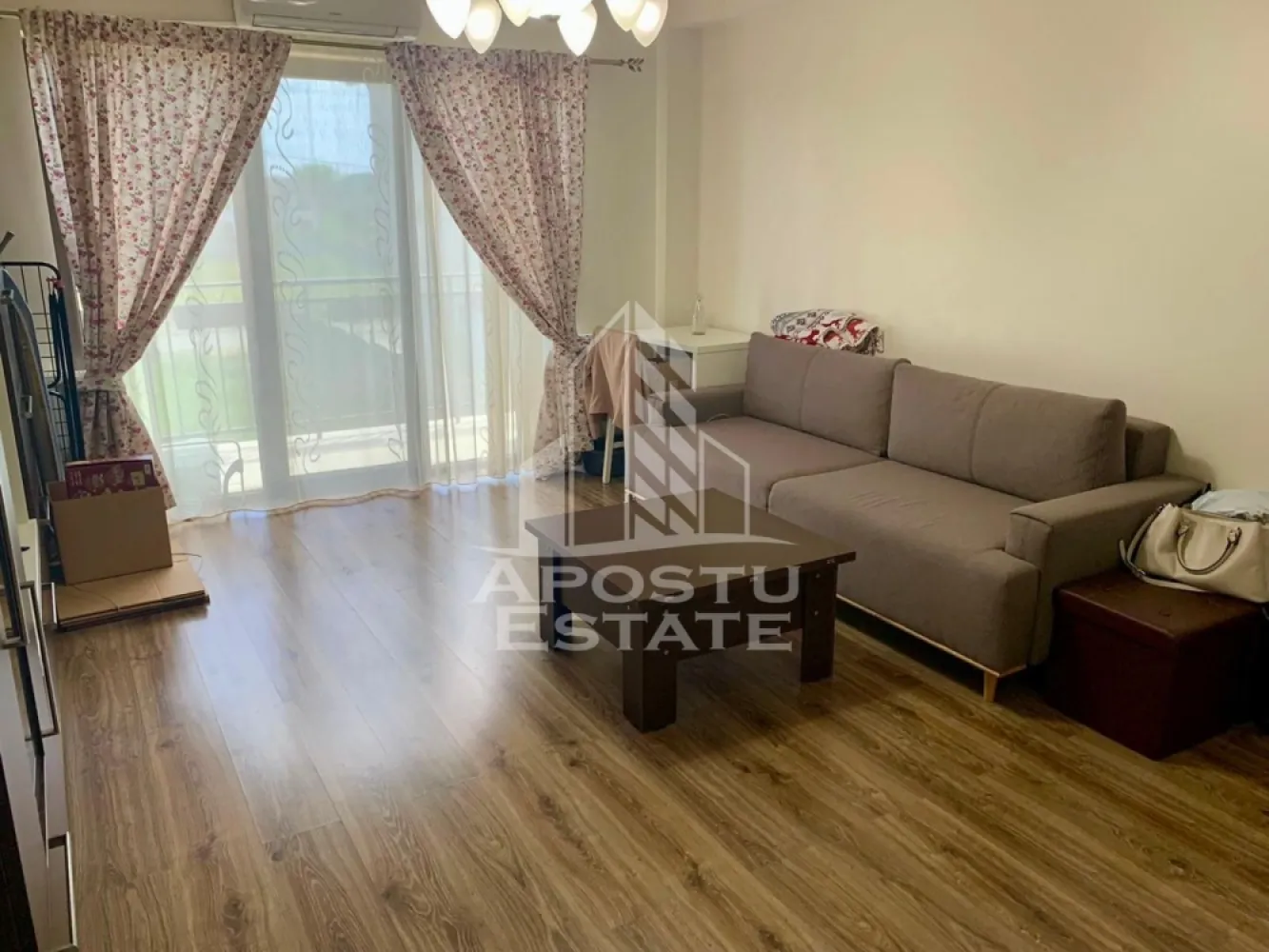 Apartament cu 2 camere de inchiriat, centrala proprie, Giroc, Timis - Agentia imobiliara APOSTU ESTATE va propune spre inchiriere un apartament cu 2 camere spatios si luminos, situat in Giroc, intr-o zona linistita si bine pozitionata, potrivit pentru cupluri, familii sau studenti care isi doresc o locuinta unde sa se simta confortabil si cu acces facil catre scoli, facultati, statii de autobuz si magazine.

Suprafata utila: 56 mp
Compartimentare eficienta:
- Hol de acces
- Bucatarie inchisa, complet mobilata si utilata, cu loc de luat masa
- Baie prevazuta cu cada si aerisire artificiala
- Terasa generoasa

Confort si facilitati:
- Centrala proprie
- Aer conditionat
- Loc de parcare inclus in pret
- Pet friendly (doar pisici)
- Apartamentul este complet mobilat si utilat de catre proprietar

Localizare: Giroc, in apropiere de Lidl, Mega Image, restaurante, mijloace de transport in comun

Ideal pentru:
- Cupluri
- Familii
- Studenti

Pret chirie: 400€ negociabil
Programeaza o vizionare pentru a-ti putea imagina viitorul aici!
ID intern: CP2961134
