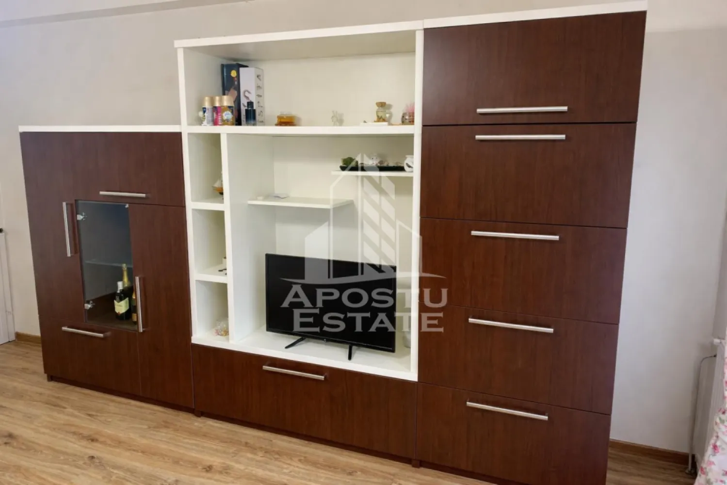 Apartament cu 2 camere de inchiriat, centrala proprie, Giroc, Timis - Agentia imobiliara APOSTU ESTATE va propune spre inchiriere un apartament cu 2 camere spatios si luminos, situat in Giroc, intr-o zona linistita si bine pozitionata, potrivit pentru cupluri, familii sau studenti care isi doresc o locuinta unde sa se simta confortabil si cu acces facil catre scoli, facultati, statii de autobuz si magazine.

Suprafata utila: 56 mp
Compartimentare eficienta:
- Hol de acces
- Bucatarie inchisa, complet mobilata si utilata, cu loc de luat masa
- Baie prevazuta cu cada si aerisire artificiala
- Terasa generoasa

Confort si facilitati:
- Centrala proprie
- Aer conditionat
- Loc de parcare inclus in pret
- Pet friendly (doar pisici)
- Apartamentul este complet mobilat si utilat de catre proprietar

Localizare: Giroc, in apropiere de Lidl, Mega Image, restaurante, mijloace de transport in comun

Ideal pentru:
- Cupluri
- Familii
- Studenti

Pret chirie: 400€ negociabil
Programeaza o vizionare pentru a-ti putea imagina viitorul aici!
ID intern: CP2961134