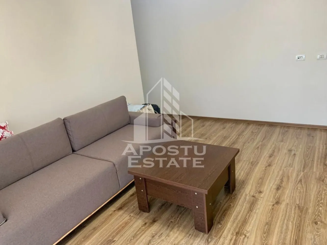 Apartament cu 2 camere de inchiriat, centrala proprie, Giroc, Timis - Agentia imobiliara APOSTU ESTATE va propune spre inchiriere un apartament cu 2 camere spatios si luminos, situat in Giroc, intr-o zona linistita si bine pozitionata, potrivit pentru cupluri, familii sau studenti care isi doresc o locuinta unde sa se simta confortabil si cu acces facil catre scoli, facultati, statii de autobuz si magazine.

Suprafata utila: 56 mp
Compartimentare eficienta:
- Hol de acces
- Bucatarie inchisa, complet mobilata si utilata, cu loc de luat masa
- Baie prevazuta cu cada si aerisire artificiala
- Terasa generoasa

Confort si facilitati:
- Centrala proprie
- Aer conditionat
- Loc de parcare inclus in pret
- Pet friendly (doar pisici)
- Apartamentul este complet mobilat si utilat de catre proprietar

Localizare: Giroc, in apropiere de Lidl, Mega Image, restaurante, mijloace de transport in comun

Ideal pentru:
- Cupluri
- Familii
- Studenti

Pret chirie: 400€ negociabil
Programeaza o vizionare pentru a-ti putea imagina viitorul aici!
ID intern: CP2961134