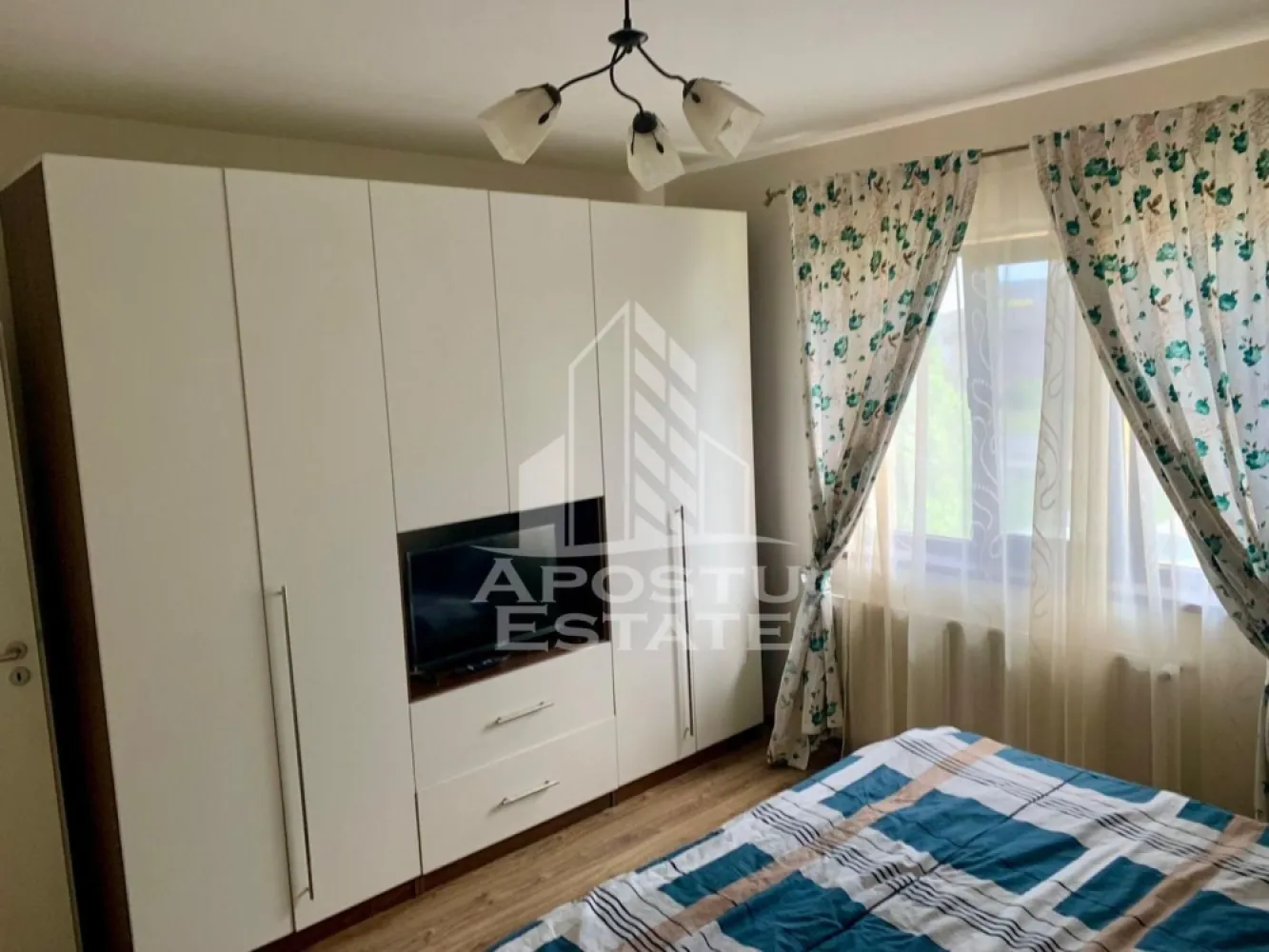 Apartament cu 2 camere de inchiriat, centrala proprie, Giroc, Timis - Agentia imobiliara APOSTU ESTATE va propune spre inchiriere un apartament cu 2 camere spatios si luminos, situat in Giroc, intr-o zona linistita si bine pozitionata, potrivit pentru cupluri, familii sau studenti care isi doresc o locuinta unde sa se simta confortabil si cu acces facil catre scoli, facultati, statii de autobuz si magazine.

Suprafata utila: 56 mp
Compartimentare eficienta:
- Hol de acces
- Bucatarie inchisa, complet mobilata si utilata, cu loc de luat masa
- Baie prevazuta cu cada si aerisire artificiala
- Terasa generoasa

Confort si facilitati:
- Centrala proprie
- Aer conditionat
- Loc de parcare inclus in pret
- Pet friendly (doar pisici)
- Apartamentul este complet mobilat si utilat de catre proprietar

Localizare: Giroc, in apropiere de Lidl, Mega Image, restaurante, mijloace de transport in comun

Ideal pentru:
- Cupluri
- Familii
- Studenti

Pret chirie: 400€ negociabil
Programeaza o vizionare pentru a-ti putea imagina viitorul aici!
ID intern: CP2961134
