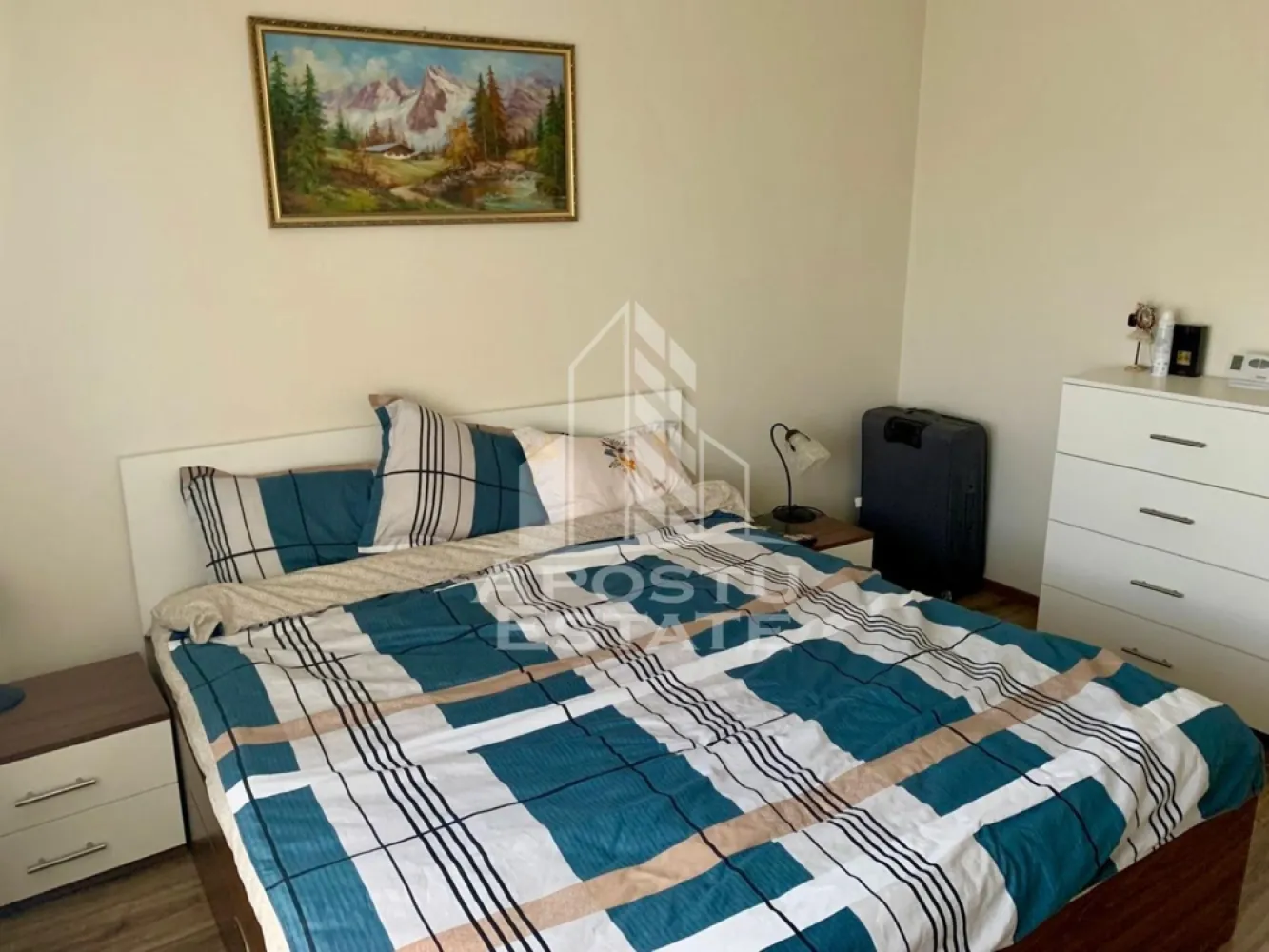 Apartament cu 2 camere de inchiriat, centrala proprie, Giroc, Timis - Agentia imobiliara APOSTU ESTATE va propune spre inchiriere un apartament cu 2 camere spatios si luminos, situat in Giroc, intr-o zona linistita si bine pozitionata, potrivit pentru cupluri, familii sau studenti care isi doresc o locuinta unde sa se simta confortabil si cu acces facil catre scoli, facultati, statii de autobuz si magazine.

Suprafata utila: 56 mp
Compartimentare eficienta:
- Hol de acces
- Bucatarie inchisa, complet mobilata si utilata, cu loc de luat masa
- Baie prevazuta cu cada si aerisire artificiala
- Terasa generoasa

Confort si facilitati:
- Centrala proprie
- Aer conditionat
- Loc de parcare inclus in pret
- Pet friendly (doar pisici)
- Apartamentul este complet mobilat si utilat de catre proprietar

Localizare: Giroc, in apropiere de Lidl, Mega Image, restaurante, mijloace de transport in comun

Ideal pentru:
- Cupluri
- Familii
- Studenti

Pret chirie: 400€ negociabil
Programeaza o vizionare pentru a-ti putea imagina viitorul aici!
ID intern: CP2961134