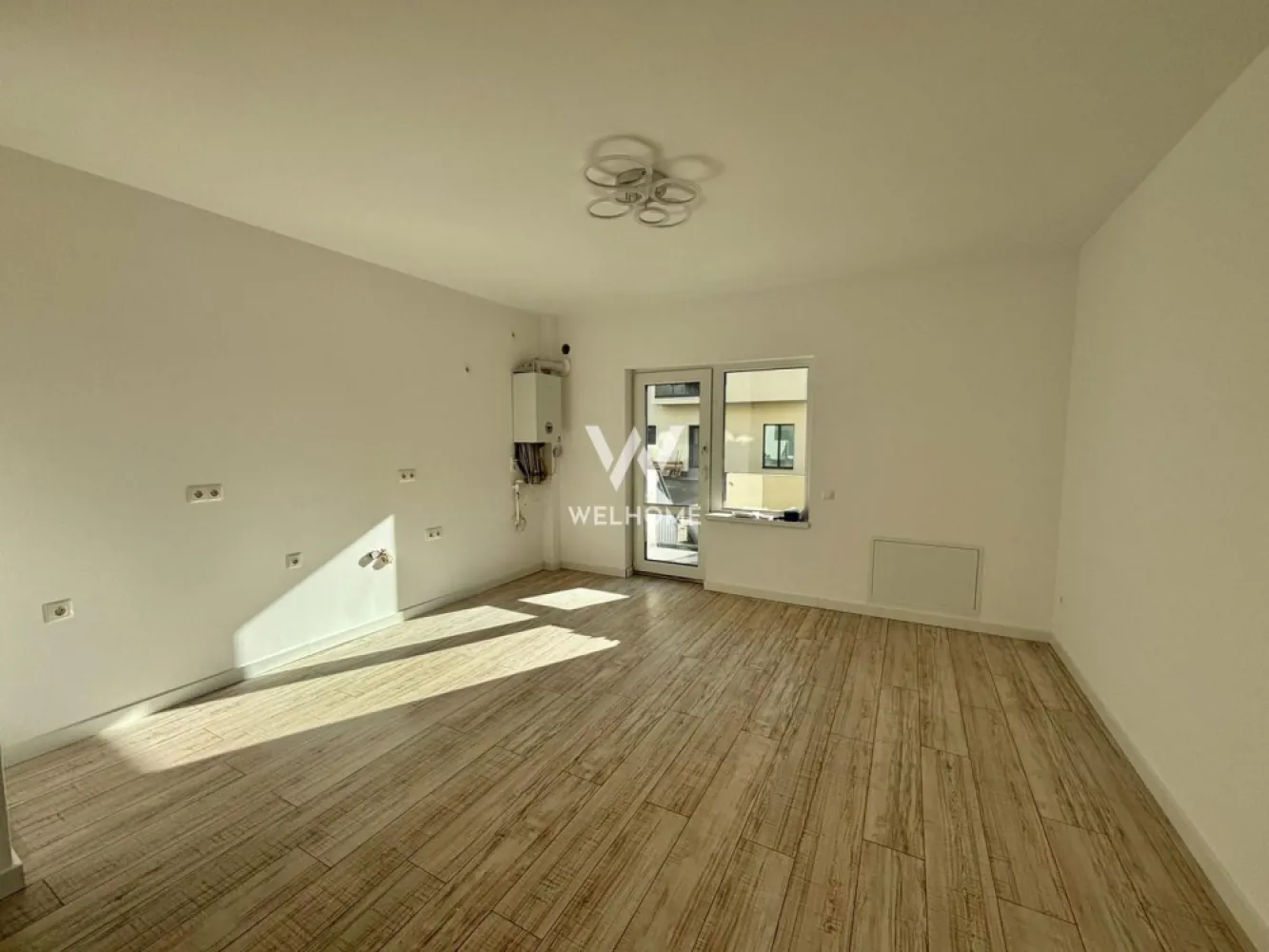 Apartament 3 camere LA CHEIE cu gradina - Doamna Stanca - Apartament 3 camere GATA DE PREDARE cu gradina 47 mp - Doamna Stanca Suprafata utila 61.2 mp si 47 mp gradina. Situat la parterul inalt al unui bloc cu doar 3 apartamente pe etaj. Compartimentare practica : hol acces, living open space cu bucatarie, 2 dormitoare , baie si balcon. Apartamentul este finisat LA CHEIE, se preda exact asa cum se observa in poze: parchet, faianta, corpuri sanitare, cada, usi in interior, incalzire in pardoseala. Gradina de 47 mp, acces in gradina pe scara metalica, imprejmuit cu gard. Situat intr-o zona buna cu acces facil la shopping city, statie de autobuz, scoala, magazine etc. Se vinde cu un loc de parcare inclus in pret. Pret 132.000 euro - se poate achizitiona si cu credit ipotecar. Telefon: 0747.639.802 }}