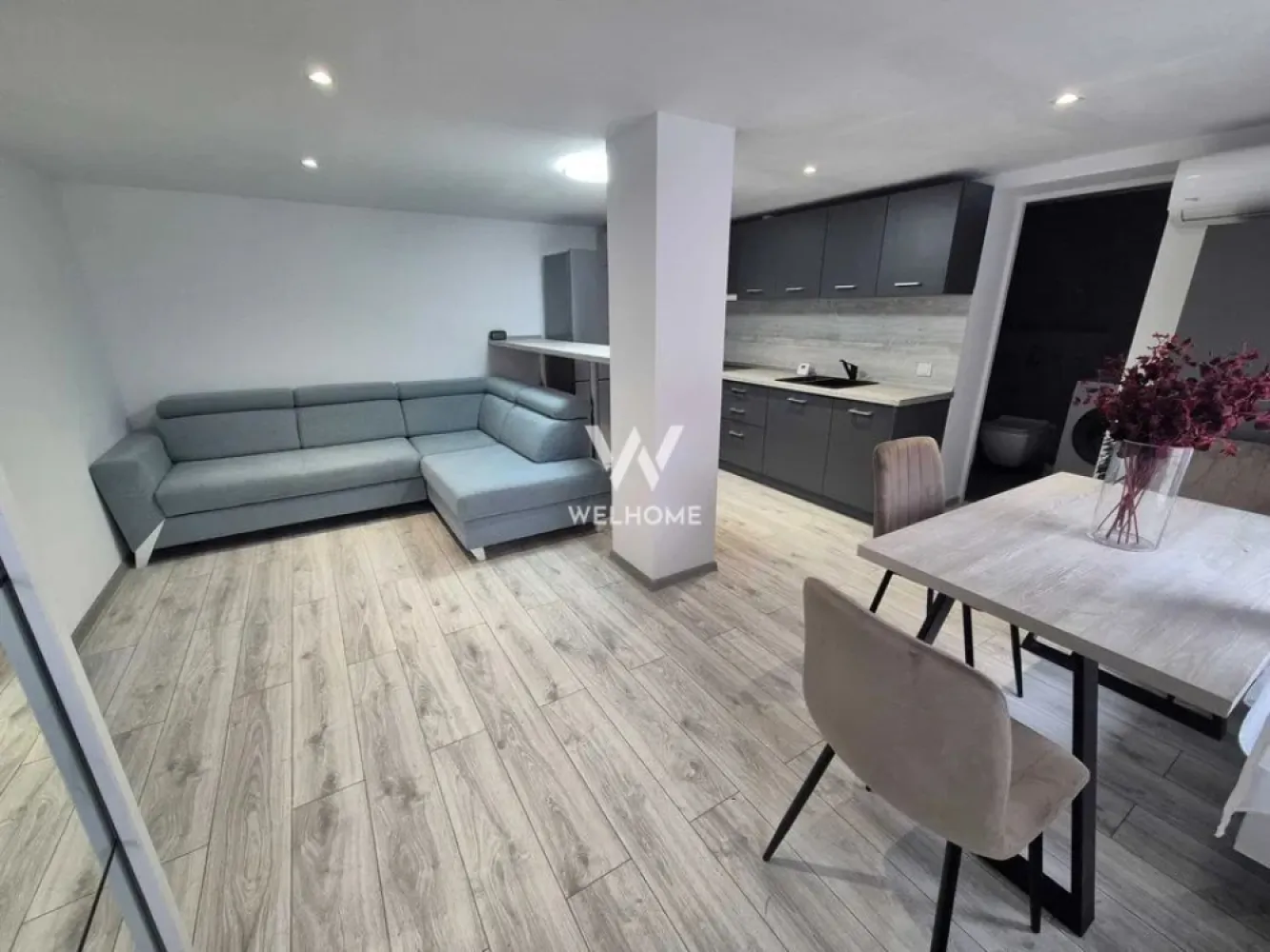 Apartament 2 camere cu GRADINA in Sibiu - Apartament modern mobilat-utilat cu terasa - str. Tudor Vladimirescu - Suprafata utila: 57 mp Apartamentul se afla la parter si dispune de o terasa deasupra apartamentului. Compartimentat astfel: living open space cu bucatarie, dormitor, baie, gradina si terasa. Situat intr-o zona buna cu acces la magazine, scoli, mijloace de transport etc. Dotat cu aparat de aer conditionat. Perioada inchiriere minim 12 luni. Nu se accepta animale de companie. Disponibil din 30.01.26! Chirie lunara: 550 Euro + garantie Comision client: 50% din prima chirie Telefon: 0747.639.802 }}