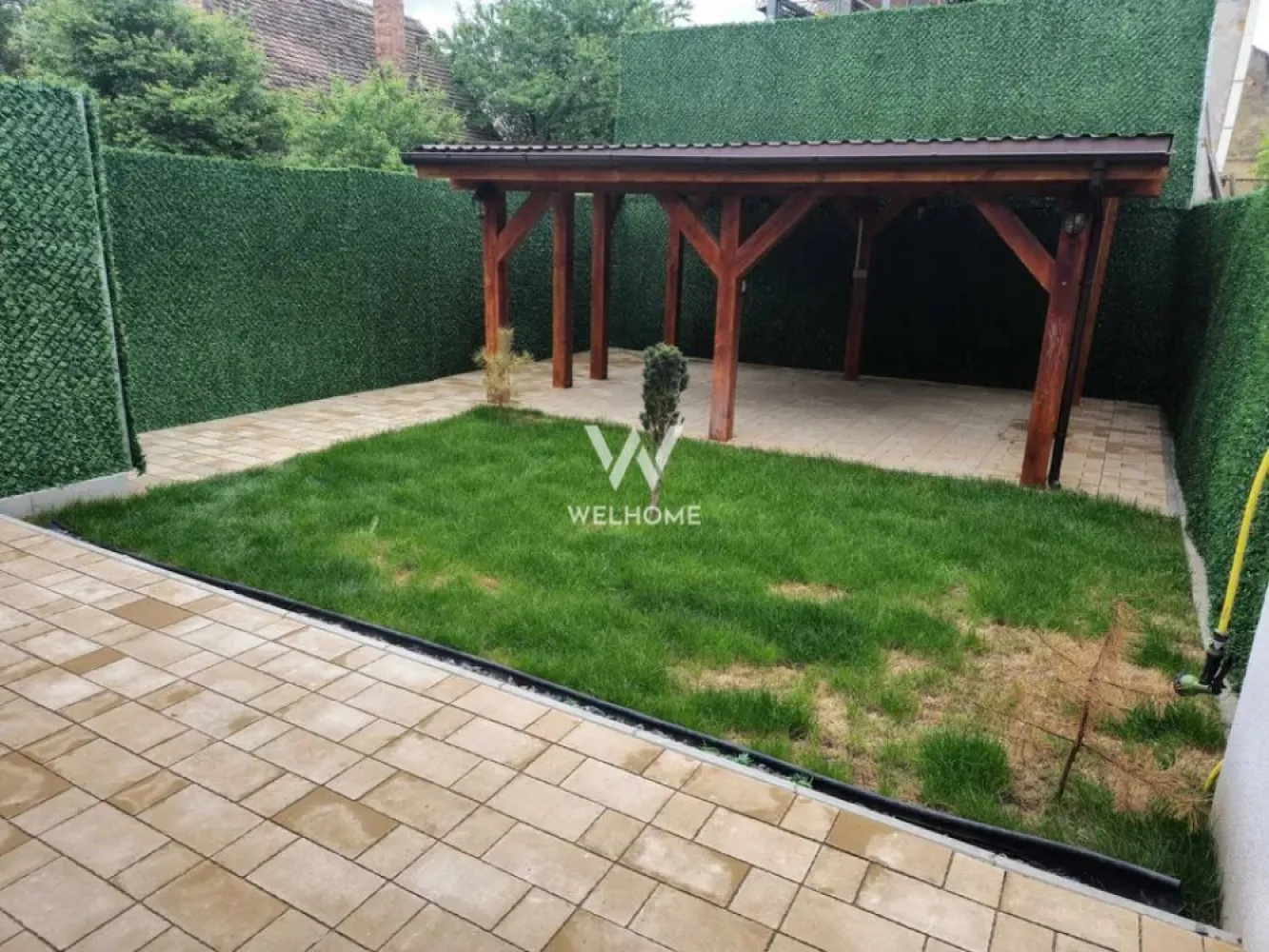 Apartament 2 camere cu GRADINA in Sibiu - Apartament modern mobilat-utilat cu terasa - str. Tudor Vladimirescu - Suprafata utila: 57 mp Apartamentul se afla la parter si dispune de o terasa deasupra apartamentului. Compartimentat astfel: living open space cu bucatarie, dormitor, baie, gradina si terasa. Situat intr-o zona buna cu acces la magazine, scoli, mijloace de transport etc. Dotat cu aparat de aer conditionat. Perioada inchiriere minim 12 luni. Nu se accepta animale de companie. Disponibil din 30.01.26! Chirie lunara: 550 Euro + garantie Comision client: 50% din prima chirie Telefon: 0747.639.802 }}