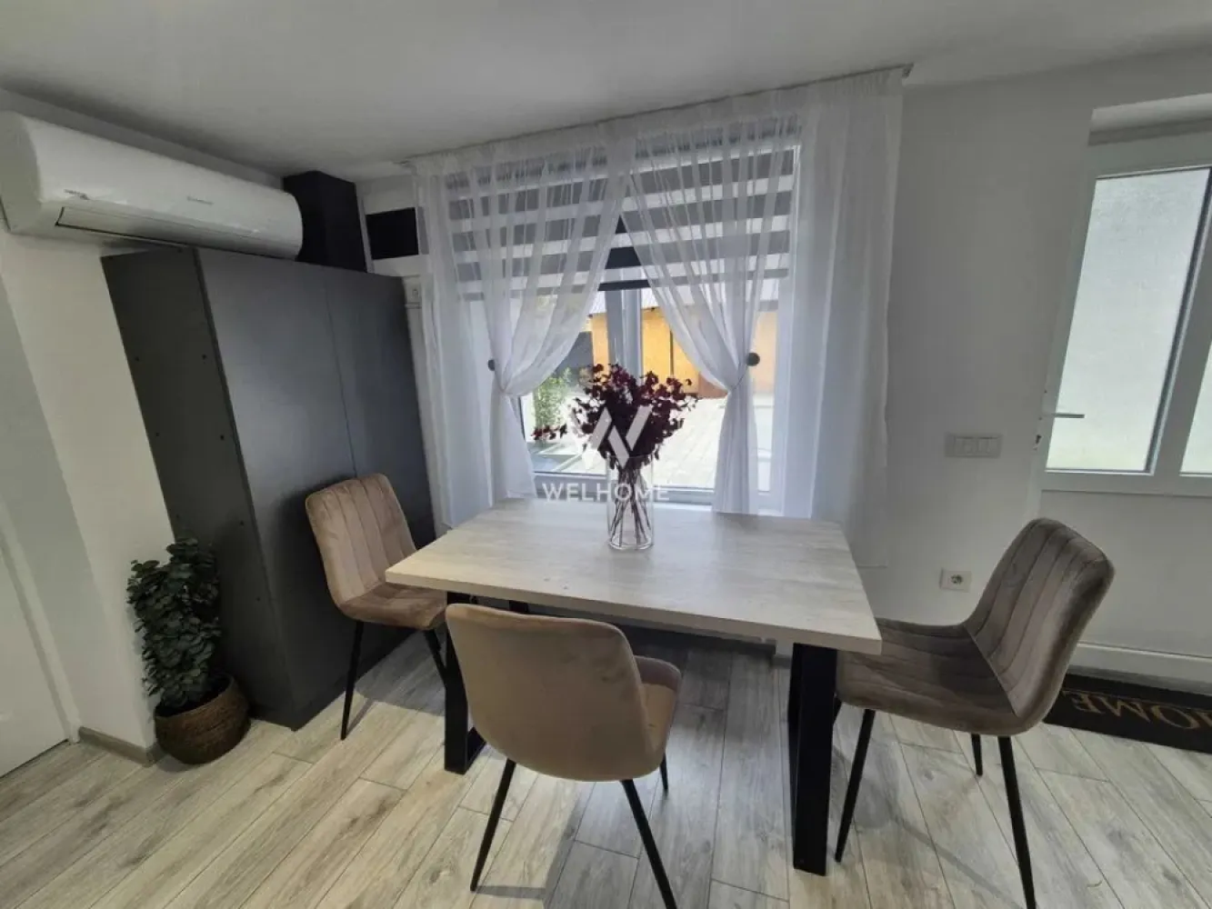 Apartament 2 camere cu GRADINA in Sibiu - Apartament modern mobilat-utilat cu terasa - str. Tudor Vladimirescu - Suprafata utila: 57 mp Apartamentul se afla la parter si dispune de o terasa deasupra apartamentului. Compartimentat astfel: living open space cu bucatarie, dormitor, baie, gradina si terasa. Situat intr-o zona buna cu acces la magazine, scoli, mijloace de transport etc. Dotat cu aparat de aer conditionat. Perioada inchiriere minim 12 luni. Nu se accepta animale de companie. Disponibil din 30.01.26! Chirie lunara: 550 Euro + garantie Comision client: 50% din prima chirie Telefon: 0747.639.802 }}