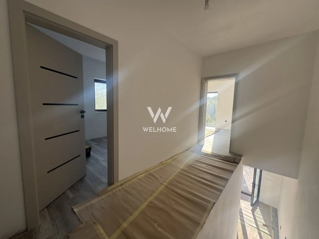 Duplex modern LA CHEIE Calea Cisnadiei, Sibiu - Casa tip duplex, 4 camere, COMISION 0%, Calea Cisnadiei, Sibiu (Casa nr 2) - Casa se afla intr-o zona noua de dezvoltare In Cartierul Arhitectilor (bazinul de apa ) - Suprafata utila: 120 mp, - Teren de 180 de mp, curtea libera este de 130 mp Compartimentare: Parter: living cu zona de dining si bucatarie open space cu posibilitate de inchidere, baie, camera tehnica Etaj : 3 dormitoare generoase si o baie Stadiu de predare INTERIOR LA CHEIE : incalzire cu pompa de caldura, prin pardoseala la parter, iar la etaj calorifere, instalatiile sanitare, termice si electrice, FINISAJE INTERIOARE: parchet, gresie, faianta, usi, intrerupatoare, obiecte sanitare -EXTERIOR LA CHEIE: izolatie termica, si decorativa, gard si poarta, curte amenajata. - Locuinta se afla in imediata apropiere a drumului principal - Se accepta plata cash sau prin credit bancar *pozele sunt dintr-o casa finisata dupa preferinta cumparatorului Pret: 165000 Euro TVA inclus–LA CHEIE 155000 Euro TVA inclus LA ALB COMISION 0% Detalii si vizionari: 0752.088.381 -Roxana }}