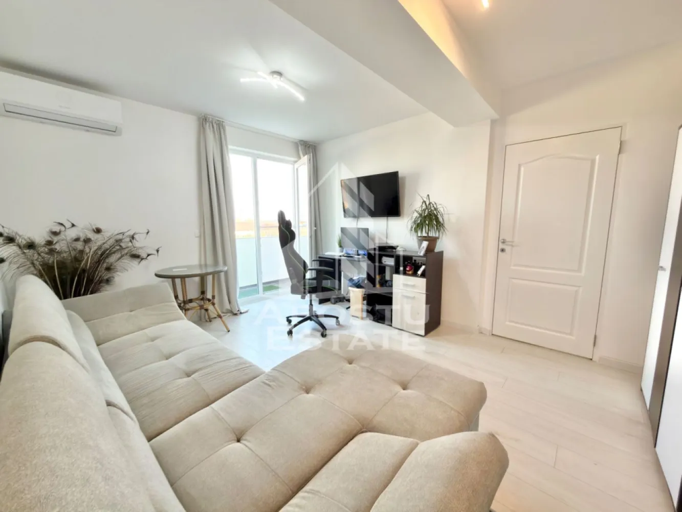 Apartament cu 2 camere mobilat decomandat, dressing si debara in Giroc - APOSTU ESTATE va propune spre vanzare un apartament cu 2 camere in Giroc.
Drumul de acces spre imobil este asfaltat. In apropiere este un parc la doar 2 minute, iar magazine si supermarket-uri precum Lidl, Profi, Mega Image, Penny, Scoala, gradinita la o distanta de 5 minute, acces facil la mijloace de transport in comun.

Apartamentul se vinde complet mobilat si utilat precum se observa in imagini.
Imobilul dispune de o suprafata de 53 mp si este situat la etajul 3.

Compartimentare:
- hol acces.
- living.
- bucatarie inchisa.
- dormitor cu dressing propriu si acces pe balcon.
- baie cu geam si cada.
- debara.
- terasa de 14 mp.

Detalii tehnice:
- constructie realizata in anul 2023 din caramida Porotherm de 30 cm.
- exterior izolat cu polistiren de 10 cm eps 80.
- pereti despartitori complet din caramida (fara rigips) tencuiti mecanizat finisati cu glet si vopsea lavabila.
- geamuri termopan cu 3 sticle pentru izolare fonica si termica superioara, foarte mari si luminoase dotate cu site si jaluzele.
- centrala proprie pe gaz, incalzire prin pardoseala.
- aparataje modulare Gewis.
- usa acces securizata, usi interioare Porta Doors.
- electrocasnice noi, in stare perfecta de functionare. (frigider, masina de spalat rufe, masina de spalat vase, aragaz, cuptor, hota).
- 1 loc de parcare.
- aparat pentru aer conditionat.
- acces pe terasa din dormitor si living.

Utilitati complete: curent, apa de la retea, canalizare, gaz.
Pentru mai multe detalii nu ezitati sa ne contactati!

Acceptam orice fel de credit bancar. Oferim consultanta si solutii financiare prin colaboratorii nostri pentru a obtine cel mai avantajos credit Ipotecar sau Noua Casa.

Va asteptam cu drag la o vizionare chiar astazi!
CP2962023