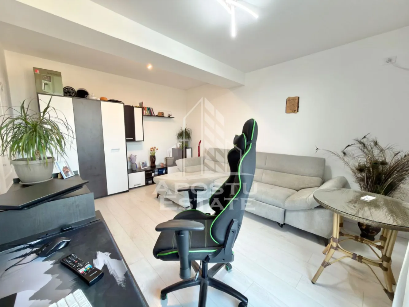 Apartament cu 2 camere mobilat decomandat, dressing si debara in Giroc - APOSTU ESTATE va propune spre vanzare un apartament cu 2 camere in Giroc.
Drumul de acces spre imobil este asfaltat. In apropiere este un parc la doar 2 minute, iar magazine si supermarket-uri precum Lidl, Profi, Mega Image, Penny, Scoala, gradinita la o distanta de 5 minute, acces facil la mijloace de transport in comun.

Apartamentul se vinde complet mobilat si utilat precum se observa in imagini.
Imobilul dispune de o suprafata de 53 mp si este situat la etajul 3.

Compartimentare:
- hol acces.
- living.
- bucatarie inchisa.
- dormitor cu dressing propriu si acces pe balcon.
- baie cu geam si cada.
- debara.
- terasa de 14 mp.

Detalii tehnice:
- constructie realizata in anul 2023 din caramida Porotherm de 30 cm.
- exterior izolat cu polistiren de 10 cm eps 80.
- pereti despartitori complet din caramida (fara rigips) tencuiti mecanizat finisati cu glet si vopsea lavabila.
- geamuri termopan cu 3 sticle pentru izolare fonica si termica superioara, foarte mari si luminoase dotate cu site si jaluzele.
- centrala proprie pe gaz, incalzire prin pardoseala.
- aparataje modulare Gewis.
- usa acces securizata, usi interioare Porta Doors.
- electrocasnice noi, in stare perfecta de functionare. (frigider, masina de spalat rufe, masina de spalat vase, aragaz, cuptor, hota).
- 1 loc de parcare.
- aparat pentru aer conditionat.
- acces pe terasa din dormitor si living.

Utilitati complete: curent, apa de la retea, canalizare, gaz.
Pentru mai multe detalii nu ezitati sa ne contactati!

Acceptam orice fel de credit bancar. Oferim consultanta si solutii financiare prin colaboratorii nostri pentru a obtine cel mai avantajos credit Ipotecar sau Noua Casa.

Va asteptam cu drag la o vizionare chiar astazi!
CP2962023