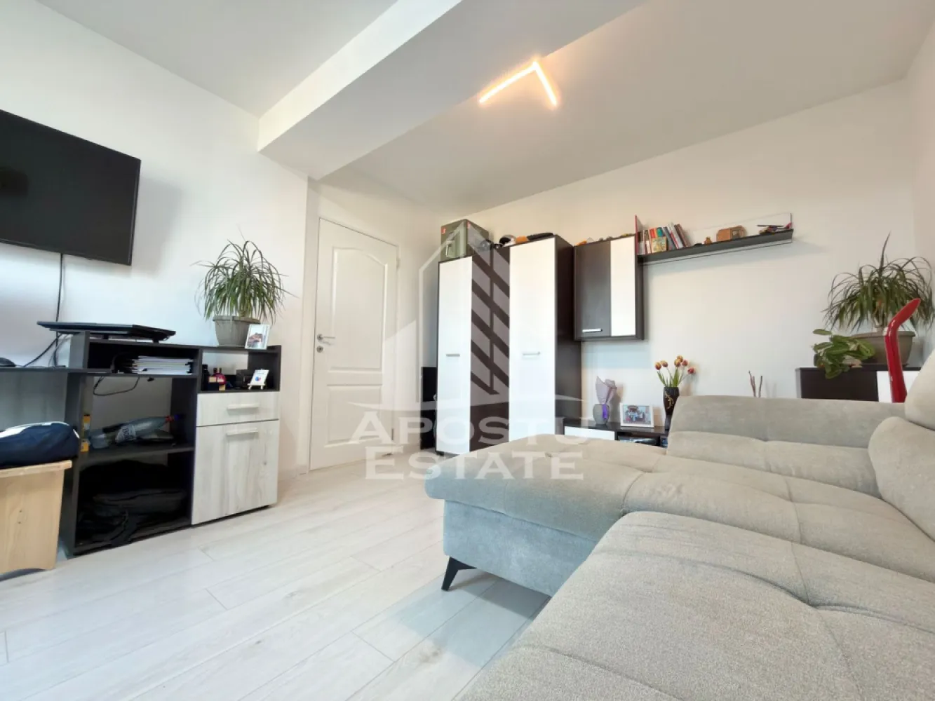 Apartament cu 2 camere mobilat decomandat, dressing si debara in Giroc - APOSTU ESTATE va propune spre vanzare un apartament cu 2 camere in Giroc.
Drumul de acces spre imobil este asfaltat. In apropiere este un parc la doar 2 minute, iar magazine si supermarket-uri precum Lidl, Profi, Mega Image, Penny, Scoala, gradinita la o distanta de 5 minute, acces facil la mijloace de transport in comun.

Apartamentul se vinde complet mobilat si utilat precum se observa in imagini.
Imobilul dispune de o suprafata de 53 mp si este situat la etajul 3.

Compartimentare:
- hol acces.
- living.
- bucatarie inchisa.
- dormitor cu dressing propriu si acces pe balcon.
- baie cu geam si cada.
- debara.
- terasa de 14 mp.

Detalii tehnice:
- constructie realizata in anul 2023 din caramida Porotherm de 30 cm.
- exterior izolat cu polistiren de 10 cm eps 80.
- pereti despartitori complet din caramida (fara rigips) tencuiti mecanizat finisati cu glet si vopsea lavabila.
- geamuri termopan cu 3 sticle pentru izolare fonica si termica superioara, foarte mari si luminoase dotate cu site si jaluzele.
- centrala proprie pe gaz, incalzire prin pardoseala.
- aparataje modulare Gewis.
- usa acces securizata, usi interioare Porta Doors.
- electrocasnice noi, in stare perfecta de functionare. (frigider, masina de spalat rufe, masina de spalat vase, aragaz, cuptor, hota).
- 1 loc de parcare.
- aparat pentru aer conditionat.
- acces pe terasa din dormitor si living.

Utilitati complete: curent, apa de la retea, canalizare, gaz.
Pentru mai multe detalii nu ezitati sa ne contactati!

Acceptam orice fel de credit bancar. Oferim consultanta si solutii financiare prin colaboratorii nostri pentru a obtine cel mai avantajos credit Ipotecar sau Noua Casa.

Va asteptam cu drag la o vizionare chiar astazi!
CP2962023