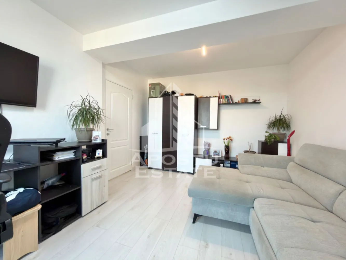 Apartament cu 2 camere mobilat decomandat, dressing si debara in Giroc - APOSTU ESTATE va propune spre vanzare un apartament cu 2 camere in Giroc.
Drumul de acces spre imobil este asfaltat. In apropiere este un parc la doar 2 minute, iar magazine si supermarket-uri precum Lidl, Profi, Mega Image, Penny, Scoala, gradinita la o distanta de 5 minute, acces facil la mijloace de transport in comun.

Apartamentul se vinde complet mobilat si utilat precum se observa in imagini.
Imobilul dispune de o suprafata de 53 mp si este situat la etajul 3.

Compartimentare:
- hol acces.
- living.
- bucatarie inchisa.
- dormitor cu dressing propriu si acces pe balcon.
- baie cu geam si cada.
- debara.
- terasa de 14 mp.

Detalii tehnice:
- constructie realizata in anul 2023 din caramida Porotherm de 30 cm.
- exterior izolat cu polistiren de 10 cm eps 80.
- pereti despartitori complet din caramida (fara rigips) tencuiti mecanizat finisati cu glet si vopsea lavabila.
- geamuri termopan cu 3 sticle pentru izolare fonica si termica superioara, foarte mari si luminoase dotate cu site si jaluzele.
- centrala proprie pe gaz, incalzire prin pardoseala.
- aparataje modulare Gewis.
- usa acces securizata, usi interioare Porta Doors.
- electrocasnice noi, in stare perfecta de functionare. (frigider, masina de spalat rufe, masina de spalat vase, aragaz, cuptor, hota).
- 1 loc de parcare.
- aparat pentru aer conditionat.
- acces pe terasa din dormitor si living.

Utilitati complete: curent, apa de la retea, canalizare, gaz.
Pentru mai multe detalii nu ezitati sa ne contactati!

Acceptam orice fel de credit bancar. Oferim consultanta si solutii financiare prin colaboratorii nostri pentru a obtine cel mai avantajos credit Ipotecar sau Noua Casa.

Va asteptam cu drag la o vizionare chiar astazi!
CP2962023