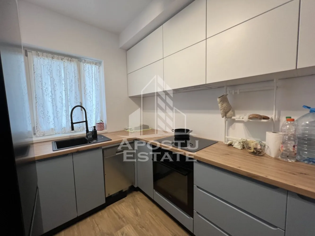 Casa in Braytim cu toate utilitatile. Complet finalizata. - APOSTU ESTATE va propune spre vanzare o casa situata intr-un ansamblu de case insiruite in zona Braytim. Locatia imobilului se potriveste perfect celor ce isi doresc sa se detaseze de agitatia orasului. In apropierea locuintei avem urmatoarele puncte de interes: scoala si gradinita la 10 minute distanta, magazine si supermarket-uri, acces facil la mijloace de transport in comun. Drumul de acces este pietruit.
Casa se vinde la cheie complet finisata si pregatita pentru noi locatari.
Unitatile locative sunt despartite printr-un perete dublu izolat cu polistiren de 10 cm.
Proprietatea se intinde pe un teren de 200 mp.
Imobilul dispune de 77 mp utili + terasa.
Compartimentare:
Parter:
- hol acces
- living spatios si luminos cu bucatarie open space
- baie 
- terasa
Etaj:
- hol acces 
- 2 dormitoare.
- baie 
Pod.
Detalii tehnice:
- regim de inaltime Parter + Etaj + Pod ( nu este Mansarda )
- constructie realizata in anul 2022 din caramida Porotherm de 25 cm.
- izolata cu polistiren de 10cm EPS 80 decorativa siliconata.
- pereti despartitori complet din caramida (fara rigips,) tencuiti mecanizat, finisati cu glet si vopsea lavabila alba.
- placa de beton peste parter si peste etaj.
- tigla ceramica.
- geamuri termopan cu 3 sticle marca Rehau pentru o izolare fonica si termica superioara de culoare gri antracit interior si exterior.
- centrala proprie pe gaz, sistem eficient de incalzire in pardoseala cu garantie 25 de ani.
- termostat ambiental pentru fiecare incapere.
- aparataje Gewis.
- gresie si faianta de la Tempini in ambele bai.
- parchet QuickStep rezistent la apa.
- scara placata cu lemn.

Amenajari exterioare: teren imprejmuit cu gard de beton si lemn vopsit alb, pavaj in partea din fata, 2 locuri de parcare, gazon in partea din spate, foraj pentru irigatii.
Utilitati complete: curent, apa de la retea, canalizare, gaz, internet prin fibra optica, cablu Tv.

Pentru mai multe detalii nu ezitati sa ne contactati!
Acceptam orice fel de credit bancar. Oferim consultanta si solutii financiare prin colaboratorii nostri pentru a obtine cel mai avantajos credit Ipotecar sau Noua Casa.
Va asteptam cu drag la o vizionare chiar astazi!

 ID intern: CP1904578