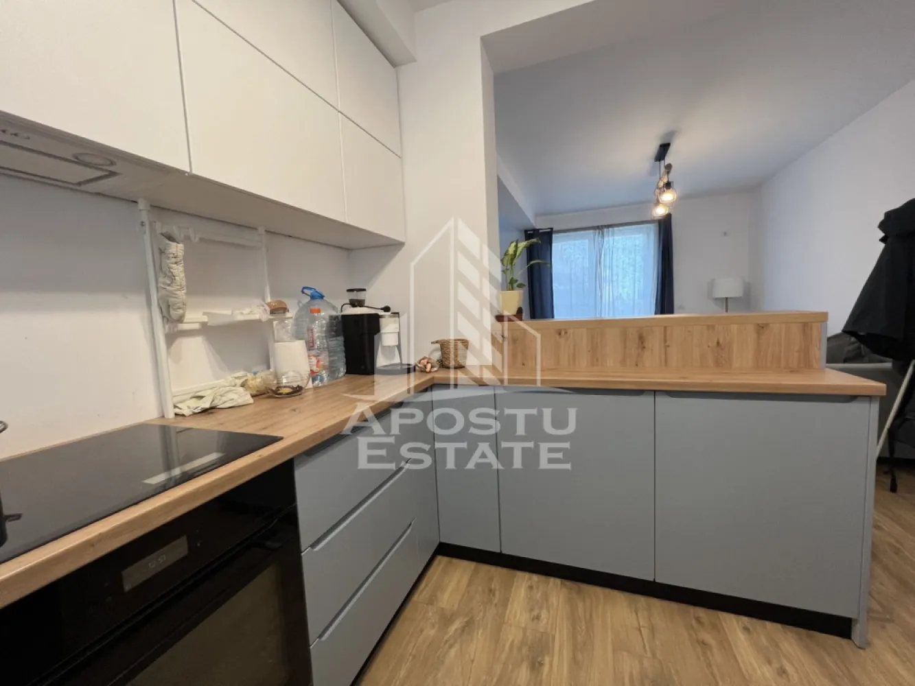 Casa in Braytim cu toate utilitatile. Complet finalizata. - APOSTU ESTATE va propune spre vanzare o casa situata intr-un ansamblu de case insiruite in zona Braytim. Locatia imobilului se potriveste perfect celor ce isi doresc sa se detaseze de agitatia orasului. In apropierea locuintei avem urmatoarele puncte de interes: scoala si gradinita la 10 minute distanta, magazine si supermarket-uri, acces facil la mijloace de transport in comun. Drumul de acces este pietruit.
Casa se vinde la cheie complet finisata si pregatita pentru noi locatari.
Unitatile locative sunt despartite printr-un perete dublu izolat cu polistiren de 10 cm.
Proprietatea se intinde pe un teren de 200 mp.
Imobilul dispune de 77 mp utili + terasa.
Compartimentare:
Parter:
- hol acces
- living spatios si luminos cu bucatarie open space
- baie 
- terasa
Etaj:
- hol acces 
- 2 dormitoare.
- baie 
Pod.
Detalii tehnice:
- regim de inaltime Parter + Etaj + Pod ( nu este Mansarda )
- constructie realizata in anul 2022 din caramida Porotherm de 25 cm.
- izolata cu polistiren de 10cm EPS 80 decorativa siliconata.
- pereti despartitori complet din caramida (fara rigips,) tencuiti mecanizat, finisati cu glet si vopsea lavabila alba.
- placa de beton peste parter si peste etaj.
- tigla ceramica.
- geamuri termopan cu 3 sticle marca Rehau pentru o izolare fonica si termica superioara de culoare gri antracit interior si exterior.
- centrala proprie pe gaz, sistem eficient de incalzire in pardoseala cu garantie 25 de ani.
- termostat ambiental pentru fiecare incapere.
- aparataje Gewis.
- gresie si faianta de la Tempini in ambele bai.
- parchet QuickStep rezistent la apa.
- scara placata cu lemn.

Amenajari exterioare: teren imprejmuit cu gard de beton si lemn vopsit alb, pavaj in partea din fata, 2 locuri de parcare, gazon in partea din spate, foraj pentru irigatii.
Utilitati complete: curent, apa de la retea, canalizare, gaz, internet prin fibra optica, cablu Tv.

Pentru mai multe detalii nu ezitati sa ne contactati!
Acceptam orice fel de credit bancar. Oferim consultanta si solutii financiare prin colaboratorii nostri pentru a obtine cel mai avantajos credit Ipotecar sau Noua Casa.
Va asteptam cu drag la o vizionare chiar astazi!

 ID intern: CP1904578