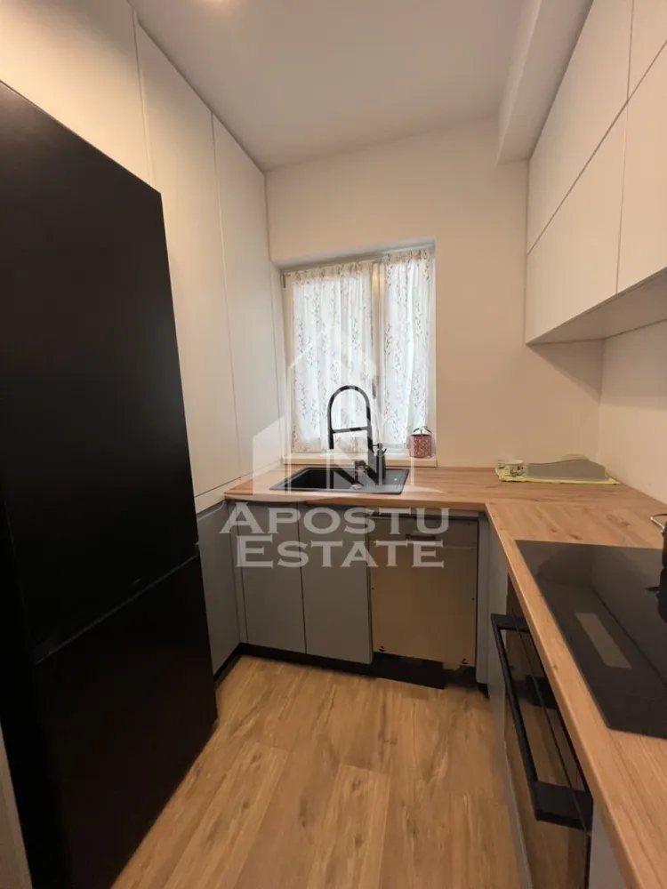 Casa in Braytim cu toate utilitatile. Complet finalizata. - APOSTU ESTATE va propune spre vanzare o casa situata intr-un ansamblu de case insiruite in zona Braytim. Locatia imobilului se potriveste perfect celor ce isi doresc sa se detaseze de agitatia orasului. In apropierea locuintei avem urmatoarele puncte de interes: scoala si gradinita la 10 minute distanta, magazine si supermarket-uri, acces facil la mijloace de transport in comun. Drumul de acces este pietruit.
Casa se vinde la cheie complet finisata si pregatita pentru noi locatari.
Unitatile locative sunt despartite printr-un perete dublu izolat cu polistiren de 10 cm.
Proprietatea se intinde pe un teren de 200 mp.
Imobilul dispune de 77 mp utili + terasa.
Compartimentare:
Parter:
- hol acces
- living spatios si luminos cu bucatarie open space
- baie 
- terasa
Etaj:
- hol acces 
- 2 dormitoare.
- baie 
Pod.
Detalii tehnice:
- regim de inaltime Parter + Etaj + Pod ( nu este Mansarda )
- constructie realizata in anul 2022 din caramida Porotherm de 25 cm.
- izolata cu polistiren de 10cm EPS 80 decorativa siliconata.
- pereti despartitori complet din caramida (fara rigips,) tencuiti mecanizat, finisati cu glet si vopsea lavabila alba.
- placa de beton peste parter si peste etaj.
- tigla ceramica.
- geamuri termopan cu 3 sticle marca Rehau pentru o izolare fonica si termica superioara de culoare gri antracit interior si exterior.
- centrala proprie pe gaz, sistem eficient de incalzire in pardoseala cu garantie 25 de ani.
- termostat ambiental pentru fiecare incapere.
- aparataje Gewis.
- gresie si faianta de la Tempini in ambele bai.
- parchet QuickStep rezistent la apa.
- scara placata cu lemn.

Amenajari exterioare: teren imprejmuit cu gard de beton si lemn vopsit alb, pavaj in partea din fata, 2 locuri de parcare, gazon in partea din spate, foraj pentru irigatii.
Utilitati complete: curent, apa de la retea, canalizare, gaz, internet prin fibra optica, cablu Tv.

Pentru mai multe detalii nu ezitati sa ne contactati!
Acceptam orice fel de credit bancar. Oferim consultanta si solutii financiare prin colaboratorii nostri pentru a obtine cel mai avantajos credit Ipotecar sau Noua Casa.
Va asteptam cu drag la o vizionare chiar astazi!

 ID intern: CP1904578