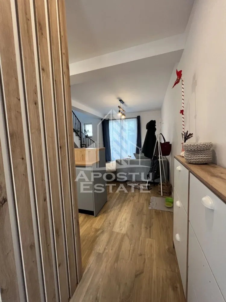 Casa in Braytim cu toate utilitatile. Complet finalizata. - APOSTU ESTATE va propune spre vanzare o casa situata intr-un ansamblu de case insiruite in zona Braytim. Locatia imobilului se potriveste perfect celor ce isi doresc sa se detaseze de agitatia orasului. In apropierea locuintei avem urmatoarele puncte de interes: scoala si gradinita la 10 minute distanta, magazine si supermarket-uri, acces facil la mijloace de transport in comun. Drumul de acces este pietruit.
Casa se vinde la cheie complet finisata si pregatita pentru noi locatari.
Unitatile locative sunt despartite printr-un perete dublu izolat cu polistiren de 10 cm.
Proprietatea se intinde pe un teren de 200 mp.
Imobilul dispune de 77 mp utili + terasa.
Compartimentare:
Parter:
- hol acces
- living spatios si luminos cu bucatarie open space
- baie 
- terasa
Etaj:
- hol acces 
- 2 dormitoare.
- baie 
Pod.
Detalii tehnice:
- regim de inaltime Parter + Etaj + Pod ( nu este Mansarda )
- constructie realizata in anul 2022 din caramida Porotherm de 25 cm.
- izolata cu polistiren de 10cm EPS 80 decorativa siliconata.
- pereti despartitori complet din caramida (fara rigips,) tencuiti mecanizat, finisati cu glet si vopsea lavabila alba.
- placa de beton peste parter si peste etaj.
- tigla ceramica.
- geamuri termopan cu 3 sticle marca Rehau pentru o izolare fonica si termica superioara de culoare gri antracit interior si exterior.
- centrala proprie pe gaz, sistem eficient de incalzire in pardoseala cu garantie 25 de ani.
- termostat ambiental pentru fiecare incapere.
- aparataje Gewis.
- gresie si faianta de la Tempini in ambele bai.
- parchet QuickStep rezistent la apa.
- scara placata cu lemn.

Amenajari exterioare: teren imprejmuit cu gard de beton si lemn vopsit alb, pavaj in partea din fata, 2 locuri de parcare, gazon in partea din spate, foraj pentru irigatii.
Utilitati complete: curent, apa de la retea, canalizare, gaz, internet prin fibra optica, cablu Tv.

Pentru mai multe detalii nu ezitati sa ne contactati!
Acceptam orice fel de credit bancar. Oferim consultanta si solutii financiare prin colaboratorii nostri pentru a obtine cel mai avantajos credit Ipotecar sau Noua Casa.
Va asteptam cu drag la o vizionare chiar astazi!

 ID intern: CP1904578