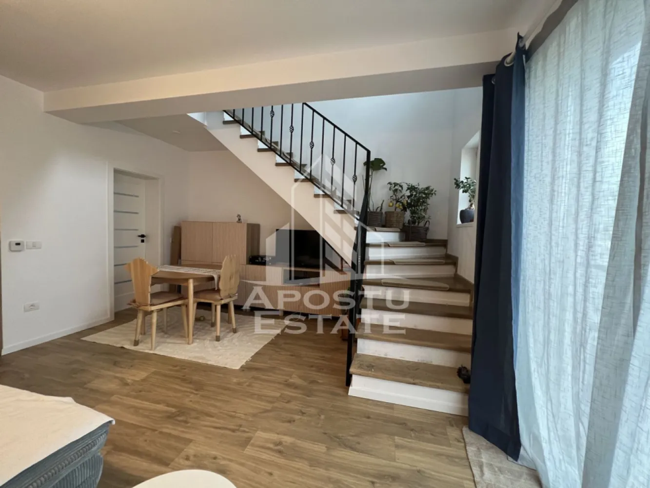 Casa in Braytim cu toate utilitatile. Complet finalizata. - APOSTU ESTATE va propune spre vanzare o casa situata intr-un ansamblu de case insiruite in zona Braytim. Locatia imobilului se potriveste perfect celor ce isi doresc sa se detaseze de agitatia orasului. In apropierea locuintei avem urmatoarele puncte de interes: scoala si gradinita la 10 minute distanta, magazine si supermarket-uri, acces facil la mijloace de transport in comun. Drumul de acces este pietruit.
Casa se vinde la cheie complet finisata si pregatita pentru noi locatari.
Unitatile locative sunt despartite printr-un perete dublu izolat cu polistiren de 10 cm.
Proprietatea se intinde pe un teren de 200 mp.
Imobilul dispune de 77 mp utili + terasa.
Compartimentare:
Parter:
- hol acces
- living spatios si luminos cu bucatarie open space
- baie 
- terasa
Etaj:
- hol acces 
- 2 dormitoare.
- baie 
Pod.
Detalii tehnice:
- regim de inaltime Parter + Etaj + Pod ( nu este Mansarda )
- constructie realizata in anul 2022 din caramida Porotherm de 25 cm.
- izolata cu polistiren de 10cm EPS 80 decorativa siliconata.
- pereti despartitori complet din caramida (fara rigips,) tencuiti mecanizat, finisati cu glet si vopsea lavabila alba.
- placa de beton peste parter si peste etaj.
- tigla ceramica.
- geamuri termopan cu 3 sticle marca Rehau pentru o izolare fonica si termica superioara de culoare gri antracit interior si exterior.
- centrala proprie pe gaz, sistem eficient de incalzire in pardoseala cu garantie 25 de ani.
- termostat ambiental pentru fiecare incapere.
- aparataje Gewis.
- gresie si faianta de la Tempini in ambele bai.
- parchet QuickStep rezistent la apa.
- scara placata cu lemn.

Amenajari exterioare: teren imprejmuit cu gard de beton si lemn vopsit alb, pavaj in partea din fata, 2 locuri de parcare, gazon in partea din spate, foraj pentru irigatii.
Utilitati complete: curent, apa de la retea, canalizare, gaz, internet prin fibra optica, cablu Tv.

Pentru mai multe detalii nu ezitati sa ne contactati!
Acceptam orice fel de credit bancar. Oferim consultanta si solutii financiare prin colaboratorii nostri pentru a obtine cel mai avantajos credit Ipotecar sau Noua Casa.
Va asteptam cu drag la o vizionare chiar astazi!

 ID intern: CP1904578