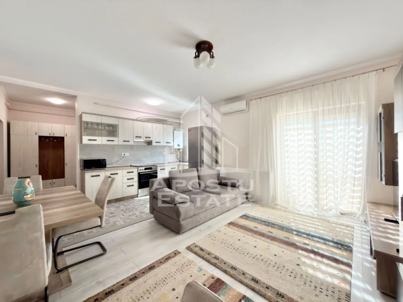 Apartament cu 2 camere complet mobilat si utilat in Giroc - Braytim. - APOSTU ESTATE va propune spre vanzare un apartament cu 2 camere situat in Giroc - Braytim.
Magazine si supermarket-uri precum Lidl, Profi, Mega Image, Penny, Scoala, Gradinita la o distanta de 5 - 7 minute, acces facil la mijloace de transport in comun.

Apartamentul se vinde complet mobilat si utilat, precum se observa in imagini.
Imobilul dispune de o suprafata de 47 mp utili si este situat la etajul 3.

Compartimentare: 
- hol acces.
- living cu bucatarie open space.
- dormitor.
- baie cu geam si cada.
- terasa.

Detalii tehnice:
- constructie realizata in anul 2021 din caramida Porotherm de 30 cm.
- exterior izolat cu polistiren de 10 cm eps 80.
- pereti despartitori complet din caramida (fara rigips) tencuiti mecanizat finisati cu glet si vopsea lavabila.
- geamuri termopan cu 3 sticle pentru izolare fonica si termica superioara, foarte mari si luminoase.
- centrala proprie pe gaz, sistem de incalzire prin calorifere.
- aparataje modulare Gewis.
- usa acces securizata, usi interioare Porta Doors.
- electrocasnice noi, in stare perfecta de functionare. (frigider, masina de spalat rufe, aragaz, cuptor, hota).
- combina frigorifica / congelator Liebherr cu dezghetare automata ( 375l ).
- aparat pentru aer conditionat 12.000 BTU.
- 1 loc de parcare.
- gradina comuna cu loc de joaca pentru copii.
Utilitati complete: curent, apa de la retea, canalizare, gaz.

Pentru mai multe detalii nu ezitati sa ne contactati!
Acceptam orice fel de credit bancar. Oferim consultanta si solutii financiare prin colaboratorii nostri pentru a obtine cel mai avantajos credit Ipotecar sau Noua Casa.

Va asteptam cu drag la o vizionare chiar astazi!
CP3123068