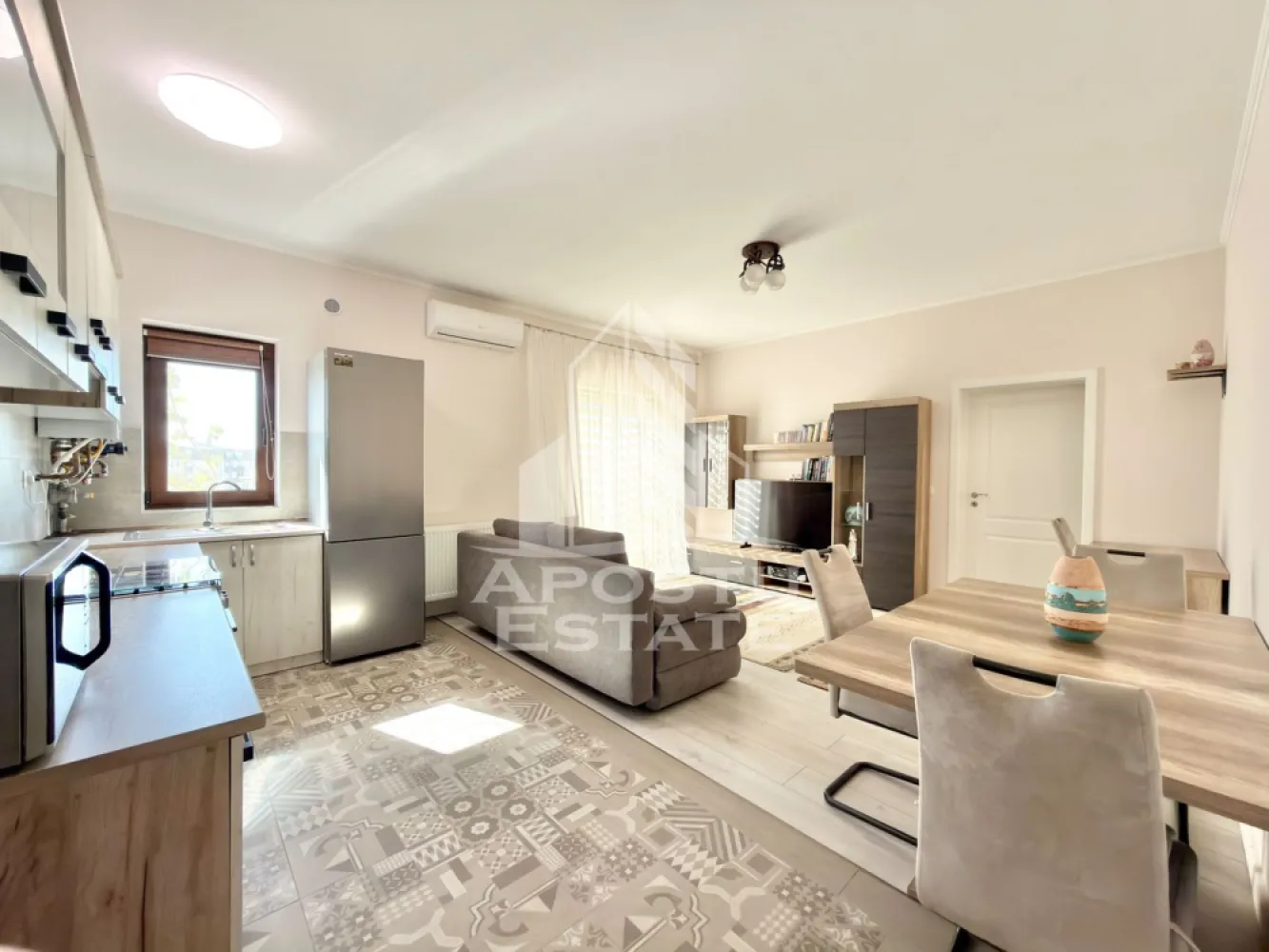 Apartament cu 2 camere complet mobilat si utilat in Giroc - Braytim. - APOSTU ESTATE va propune spre vanzare un apartament cu 2 camere situat in Giroc - Braytim.
Magazine si supermarket-uri precum Lidl, Profi, Mega Image, Penny, Scoala, Gradinita la o distanta de 5 - 7 minute, acces facil la mijloace de transport in comun.

Apartamentul se vinde complet mobilat si utilat, precum se observa in imagini.
Imobilul dispune de o suprafata de 47 mp utili si este situat la etajul 3.

Compartimentare: 
- hol acces.
- living cu bucatarie open space.
- dormitor.
- baie cu geam si cada.
- terasa.

Detalii tehnice:
- constructie realizata in anul 2021 din caramida Porotherm de 30 cm.
- exterior izolat cu polistiren de 10 cm eps 80.
- pereti despartitori complet din caramida (fara rigips) tencuiti mecanizat finisati cu glet si vopsea lavabila.
- geamuri termopan cu 3 sticle pentru izolare fonica si termica superioara, foarte mari si luminoase.
- centrala proprie pe gaz, sistem de incalzire prin calorifere.
- aparataje modulare Gewis.
- usa acces securizata, usi interioare Porta Doors.
- electrocasnice noi, in stare perfecta de functionare. (frigider, masina de spalat rufe, aragaz, cuptor, hota).
- combina frigorifica / congelator Liebherr cu dezghetare automata ( 375l ).
- aparat pentru aer conditionat 12.000 BTU.
- 1 loc de parcare.
- gradina comuna cu loc de joaca pentru copii.
Utilitati complete: curent, apa de la retea, canalizare, gaz.

Pentru mai multe detalii nu ezitati sa ne contactati!
Acceptam orice fel de credit bancar. Oferim consultanta si solutii financiare prin colaboratorii nostri pentru a obtine cel mai avantajos credit Ipotecar sau Noua Casa.

Va asteptam cu drag la o vizionare chiar astazi!
CP3123068