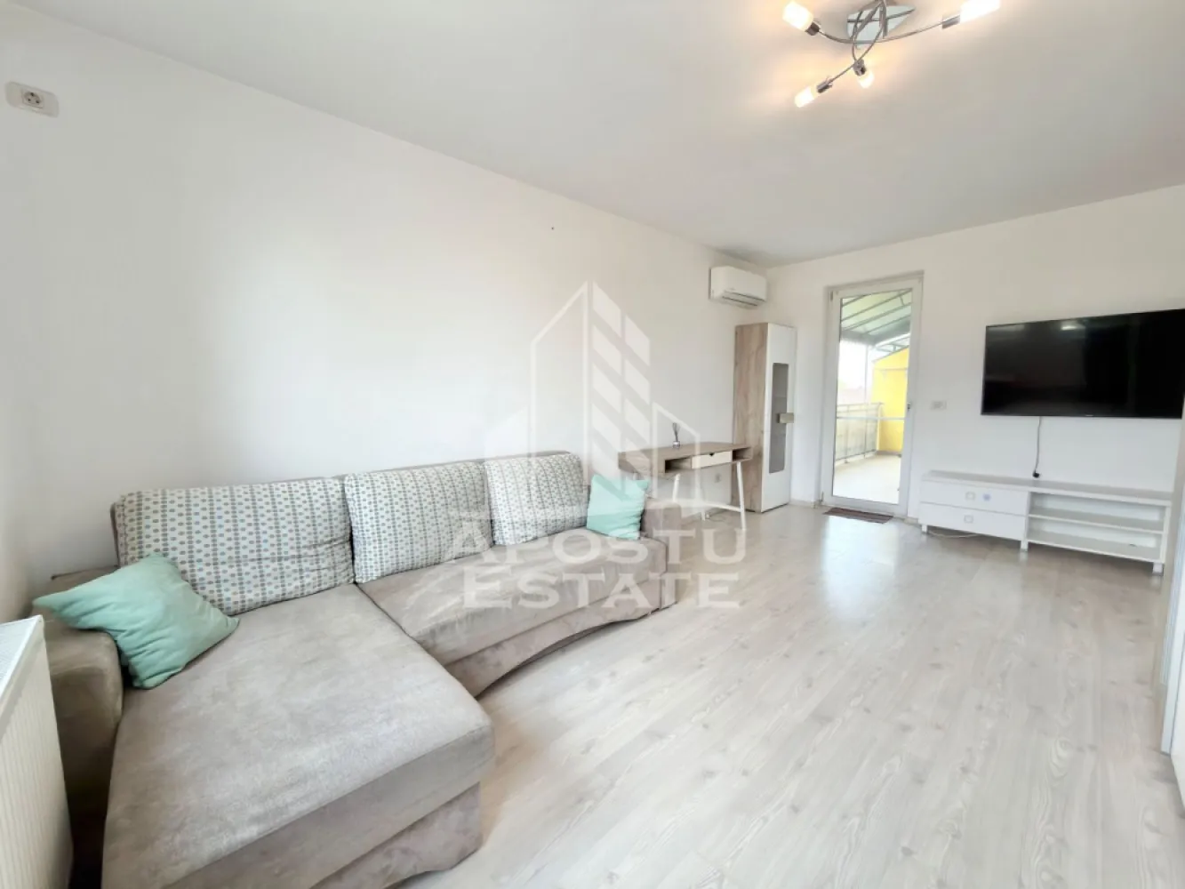 Apartament cu 2 camere mobilat la etajul 2 decomandat in Giroc, asfalt - APOSTU ESTATE va propune spre vanzare un apartament cu 2 camere decomandat, situat in Giroc.
Acest apartament te cucereste prin compartimentarea sa inteligenta si prin zona foarte buna in care se afla, locul perfect pentru a incepe un nou capitol din viata ta.

Drumul de acces spre imobil este asfaltat. In apropiere este un parc la doar cateva minute, iar magazine si supermarket-uri precum Lidl, Profi, Mega Image, Penny, Scoala, Gradinita la o distanta de 3-5 minute, acces facil la mijloace de transport in comun.

Apartamentul se vinde complet mobilat si utilat, precum se observa in imagini.
Imobilul dispune de o suprafata de 53 mp utili si este situat la etajul 2 din 3.

Compartimentare: 
- hol acces.
- living.
- bucatarie inchisa.
- dormitor.
- baie cu geam si cada.
- terasa.

Detalii tehnice:
- constructie realizata din caramida Porotherm de 25 cm.
- exterior izolat cu polistiren de 10 cm eps 80.
- geamuri termopan cu 3 sticle pentru izolare fonica si termica superioara, foarte mari si luminoase.
- centrala proprie pe gaz, sistem de incalzire prin calorifere.
- aparat pentru aer conditionat, amplasat in living.
- aparataje modulare Gewis.
- usa acces securizata, usi interioare Porta Doors.
- electrocasnice noi, in stare perfecta de functionare. (frigider, masina de spalat rufe, masina de uscat rufe, aragaz, cuptor, hota).
- 1 loc de parcare.
Utilitati complete: curent, apa de la retea, canalizare, gaz.
Pentru mai multe detalii nu ezitati sa ne contactati!

Acceptam orice fel de credit bancar. Oferim consultanta si solutii financiare prin colaboratorii nostri pentru a obtine cel mai avantajos credit Ipotecar sau Noua Casa.

Va asteptam cu drag la o vizionare chiar astazi!
CP3068619