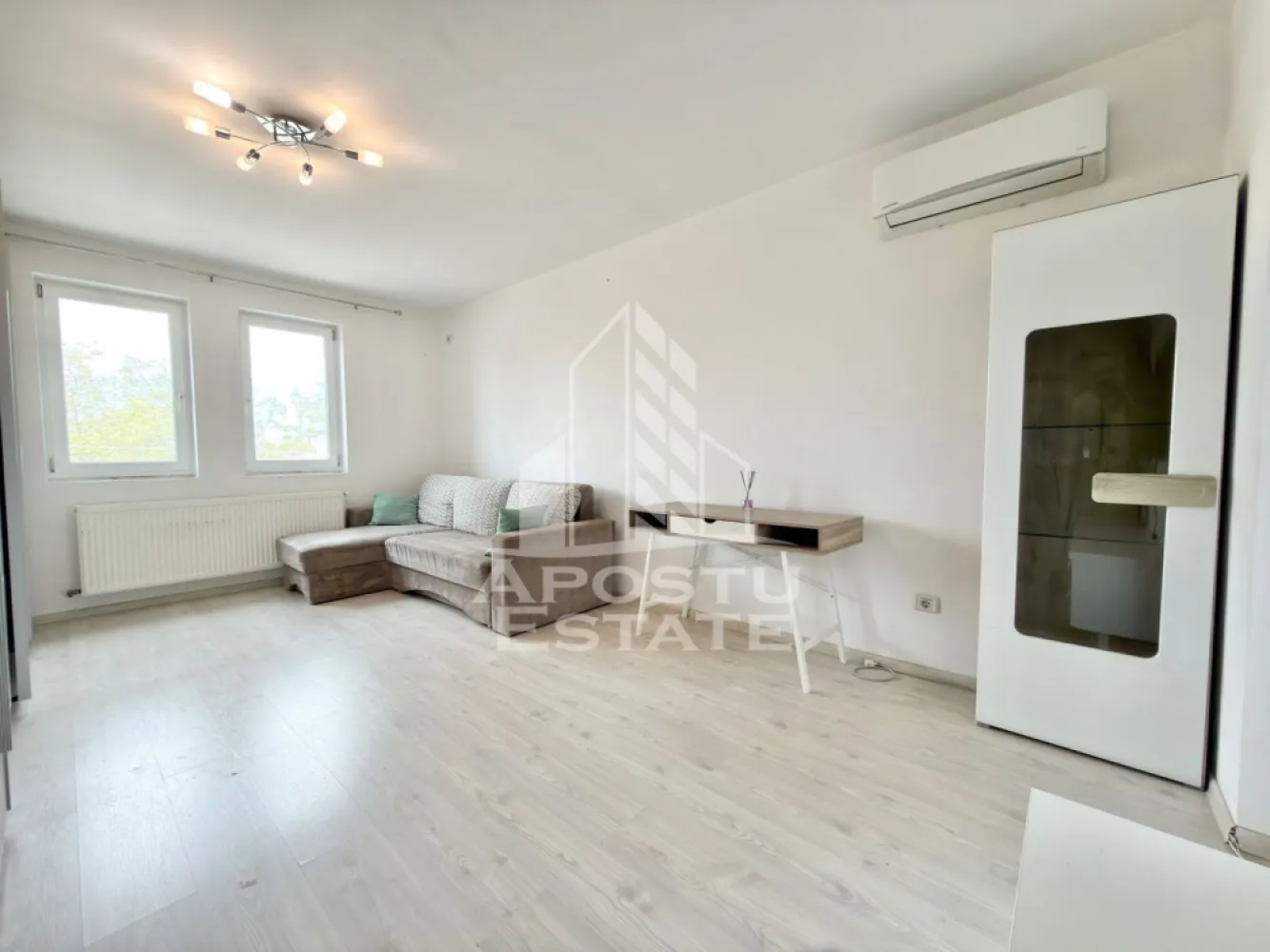 Apartament cu 2 camere mobilat la etajul 2 decomandat in Giroc, asfalt - APOSTU ESTATE va propune spre vanzare un apartament cu 2 camere decomandat, situat in Giroc.
Acest apartament te cucereste prin compartimentarea sa inteligenta si prin zona foarte buna in care se afla, locul perfect pentru a incepe un nou capitol din viata ta.

Drumul de acces spre imobil este asfaltat. In apropiere este un parc la doar cateva minute, iar magazine si supermarket-uri precum Lidl, Profi, Mega Image, Penny, Scoala, Gradinita la o distanta de 3-5 minute, acces facil la mijloace de transport in comun.

Apartamentul se vinde complet mobilat si utilat, precum se observa in imagini.
Imobilul dispune de o suprafata de 53 mp utili si este situat la etajul 2 din 3.

Compartimentare: 
- hol acces.
- living.
- bucatarie inchisa.
- dormitor.
- baie cu geam si cada.
- terasa.

Detalii tehnice:
- constructie realizata din caramida Porotherm de 25 cm.
- exterior izolat cu polistiren de 10 cm eps 80.
- geamuri termopan cu 3 sticle pentru izolare fonica si termica superioara, foarte mari si luminoase.
- centrala proprie pe gaz, sistem de incalzire prin calorifere.
- aparat pentru aer conditionat, amplasat in living.
- aparataje modulare Gewis.
- usa acces securizata, usi interioare Porta Doors.
- electrocasnice noi, in stare perfecta de functionare. (frigider, masina de spalat rufe, masina de uscat rufe, aragaz, cuptor, hota).
- 1 loc de parcare.
Utilitati complete: curent, apa de la retea, canalizare, gaz.
Pentru mai multe detalii nu ezitati sa ne contactati!

Acceptam orice fel de credit bancar. Oferim consultanta si solutii financiare prin colaboratorii nostri pentru a obtine cel mai avantajos credit Ipotecar sau Noua Casa.

Va asteptam cu drag la o vizionare chiar astazi!
CP3068619