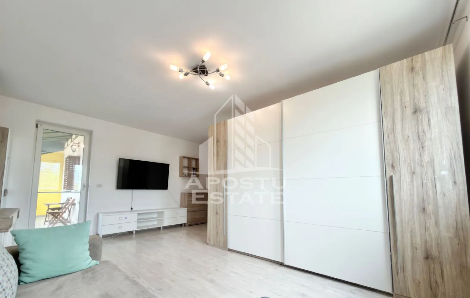 Apartament cu 2 camere mobilat la etajul 2 decomandat in Giroc, asfalt - APOSTU ESTATE va propune spre vanzare un apartament cu 2 camere decomandat, situat in Giroc.
Acest apartament te cucereste prin compartimentarea sa inteligenta si prin zona foarte buna in care se afla, locul perfect pentru a incepe un nou capitol din viata ta.

Drumul de acces spre imobil este asfaltat. In apropiere este un parc la doar cateva minute, iar magazine si supermarket-uri precum Lidl, Profi, Mega Image, Penny, Scoala, Gradinita la o distanta de 3-5 minute, acces facil la mijloace de transport in comun.

Apartamentul se vinde complet mobilat si utilat, precum se observa in imagini.
Imobilul dispune de o suprafata de 53 mp utili si este situat la etajul 2 din 3.

Compartimentare: 
- hol acces.
- living.
- bucatarie inchisa.
- dormitor.
- baie cu geam si cada.
- terasa.

Detalii tehnice:
- constructie realizata din caramida Porotherm de 25 cm.
- exterior izolat cu polistiren de 10 cm eps 80.
- geamuri termopan cu 3 sticle pentru izolare fonica si termica superioara, foarte mari si luminoase.
- centrala proprie pe gaz, sistem de incalzire prin calorifere.
- aparat pentru aer conditionat, amplasat in living.
- aparataje modulare Gewis.
- usa acces securizata, usi interioare Porta Doors.
- electrocasnice noi, in stare perfecta de functionare. (frigider, masina de spalat rufe, masina de uscat rufe, aragaz, cuptor, hota).
- 1 loc de parcare.
Utilitati complete: curent, apa de la retea, canalizare, gaz.
Pentru mai multe detalii nu ezitati sa ne contactati!

Acceptam orice fel de credit bancar. Oferim consultanta si solutii financiare prin colaboratorii nostri pentru a obtine cel mai avantajos credit Ipotecar sau Noua Casa.

Va asteptam cu drag la o vizionare chiar astazi!
CP3068619