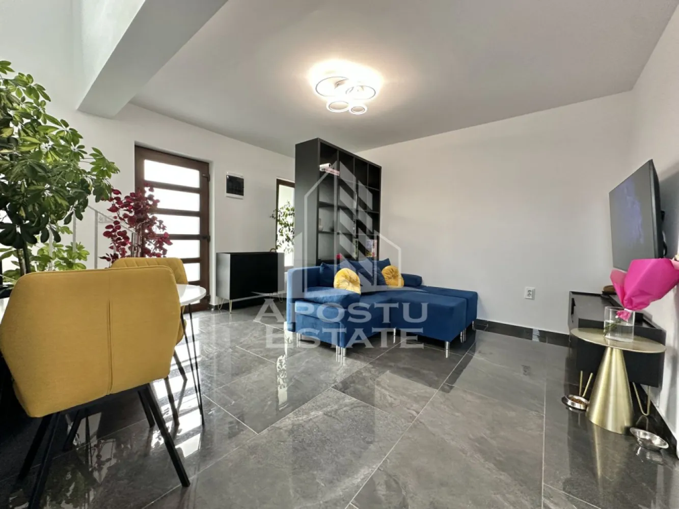 Duplex cu 3 camere si 2 bai complet mobilat si utilat in Giroc. - APOSTU ESTATE va propune spre vanzare un duplex situat in Giroc - Calea Urseni.
Locatia imobilului se potriveste perfect celor ce isi doresc sa se detaseze de agitatia orasului. In apropiere sunt magazine si supermarket-uri precum Profi, Mega Image, scoala si gradinita la o distanta de 5 minute, acces facil la mijloace de transport în comun, distanta pana in statie este de aproximativ 3 minute.

Imobilul dispune de 76 mp utili, este amplasat pe un teren de 150 mp, se vinde complet mobilat si utilat, precum se observa in imagini si este compartimentat astfel:

Parter:
- hol acces.
- living.
- bucatarie inchisa.
- baie cu geam si dus.
- camera tehnica.
- terasa amenajata.

Etaj:
- hol acces
- 2 dormitoare.
- baie cu geam si cada.
- acces in pod.

Detalii tehnice:
Regim de inaltime Parter + Etaj + Pod.
- constructie realizata in anul 2023 din caramida Porotherm de 30 cm.
- izolata cu polistiren de 10cm EPS 85.
- pereti despartitori complet din caramida tencuiti mecanizat finisati cu vopsea lavabila alba.
- placa de beton peste parter izolata cu polistiren de 20 cm EPS 80.
- acoperis de tigla.
- geamuri termopan cu 3 sticle pentru izolare atat fonica cat si termica superioara foarte mari si luminoase dotate cu site si jaluzele.
- mobilier de bucatarie de calitate superioara, realizat pe comanda.
- usa acces de termopan cu geam de sticla securizata usi interioare Porta Doors.
- centrala proprie pe gaz sistem eficient de incalzire in pardoseala cu termostat ambiental separat pentru fiecare incapere.
- aparataje modulare Gewis.
- aparat pentru aer conditionat.
- terasa acoperita special amenajata cu loc pentru luat masa si relaxare.

Utilitati: curent, apa de la retea, canalizare, gaz, internet prin fibra optica, cablu Tv.
Pentru mai multe detalii nu ezitati sa ne contactati!

Acceptam orice fel de credit bancar. Oferim consultanta si solutii financiare prin colaboratorii nostri pentru a obtine cel mai avantajos credit Ipotecar sau Noua Casa.

Va asteptam cu drag la o vizionare chiar astazi!
CP2768450