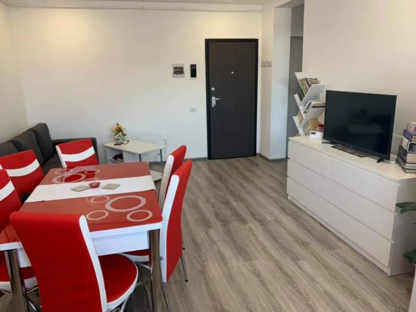 Apartament de vânzare - &nbsp;Apartament 2 camere de vânzare – Ghimbav | Parter | Complet mobilat și utilat | Loc de parcare inclusVă prezentăm un apartament cochet și foarte bine întreținut, situat în Ghimbav, ideal atât pentru locuit, cât și pentru investiție!✨ Detalii proprietate:✔️ 2 camere decomandate✔️ Suprafață utilă: 44 mp✔️ Situat la parter – acces facil și confort sporit✔️ Loc de parcare inclus✔️ Se vinde complet mobilat și utilat – exact ca în poze✔️ Bucătărie complet echipată✔️ Baie modernă✔️ Spații bine compartimentate și luminoase📍 Apartamentul este amplasat într-o zonă liniștită și în continuă dezvoltare, cu acces rapid către Brașov, magazine, transport și alte puncte de interes.Mega Image și Carrefour la 5 min de mers pe jos💯 Avantaje:✅ Mutare imediată fără investiții suplimentare✅ Ideal pentru familie, cuplu sau investiție în regim de închiriere✅ Costuri reduse de întreținere✅ Confort și funcționalitate într-un spațiu eficient organizat📞 Pentru mai multe detalii și programări la vizionare:07339796240 Comision