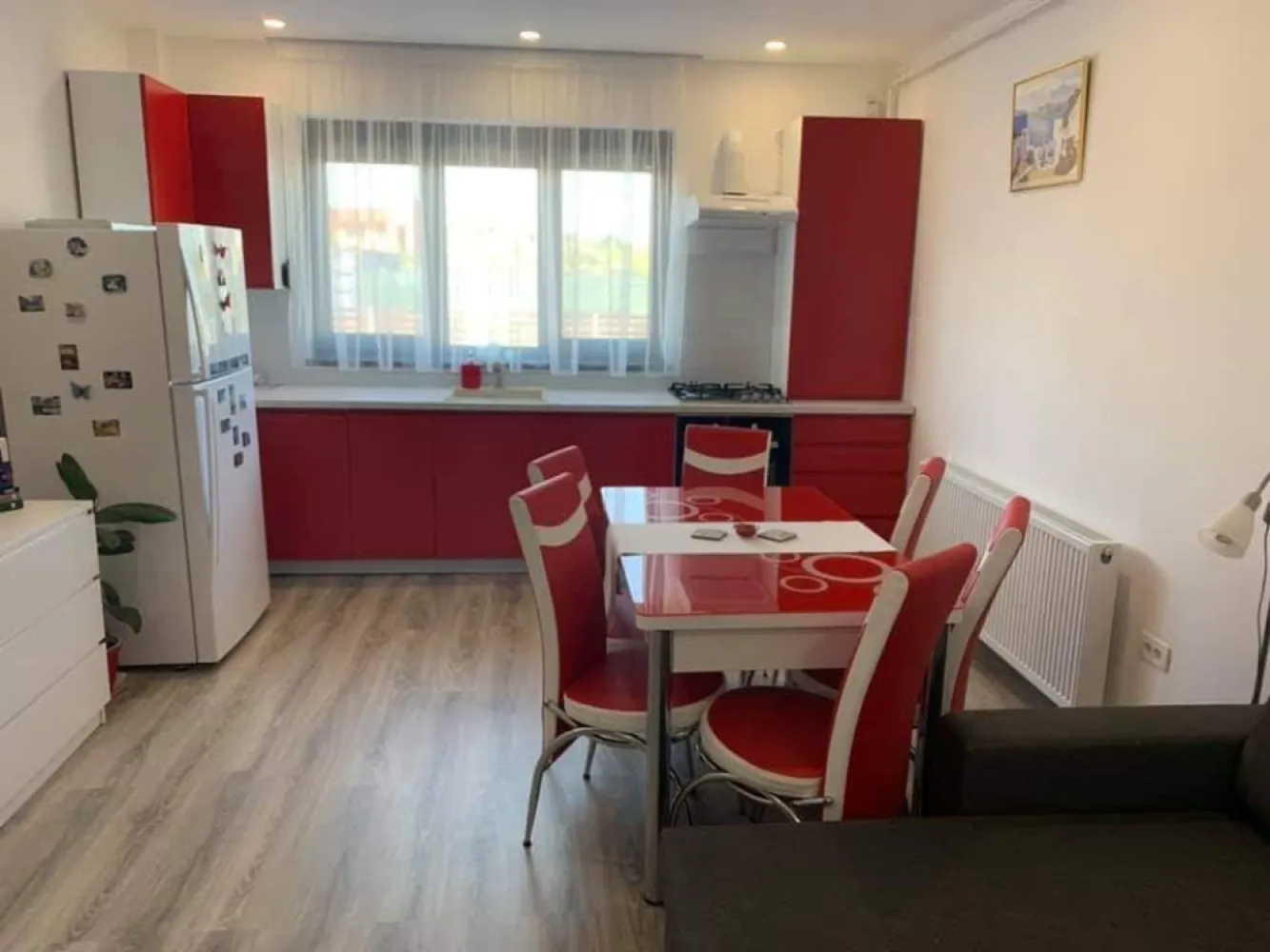 Apartament de vânzare - &nbsp;Apartament 2 camere de vânzare – Ghimbav | Parter | Complet mobilat și utilat | Loc de parcare inclusVă prezentăm un apartament cochet și foarte bine întreținut, situat în Ghimbav, ideal atât pentru locuit, cât și pentru investiție!✨ Detalii proprietate:✔️ 2 camere decomandate✔️ Suprafață utilă: 44 mp✔️ Situat la parter – acces facil și confort sporit✔️ Loc de parcare inclus✔️ Se vinde complet mobilat și utilat – exact ca în poze✔️ Bucătărie complet echipată✔️ Baie modernă✔️ Spații bine compartimentate și luminoase📍 Apartamentul este amplasat într-o zonă liniștită și în continuă dezvoltare, cu acces rapid către Brașov, magazine, transport și alte puncte de interes.Mega Image și Carrefour la 5 min de mers pe jos💯 Avantaje:✅ Mutare imediată fără investiții suplimentare✅ Ideal pentru familie, cuplu sau investiție în regim de închiriere✅ Costuri reduse de întreținere✅ Confort și funcționalitate într-un spațiu eficient organizat📞 Pentru mai multe detalii și programări la vizionare:07339796240 Comision