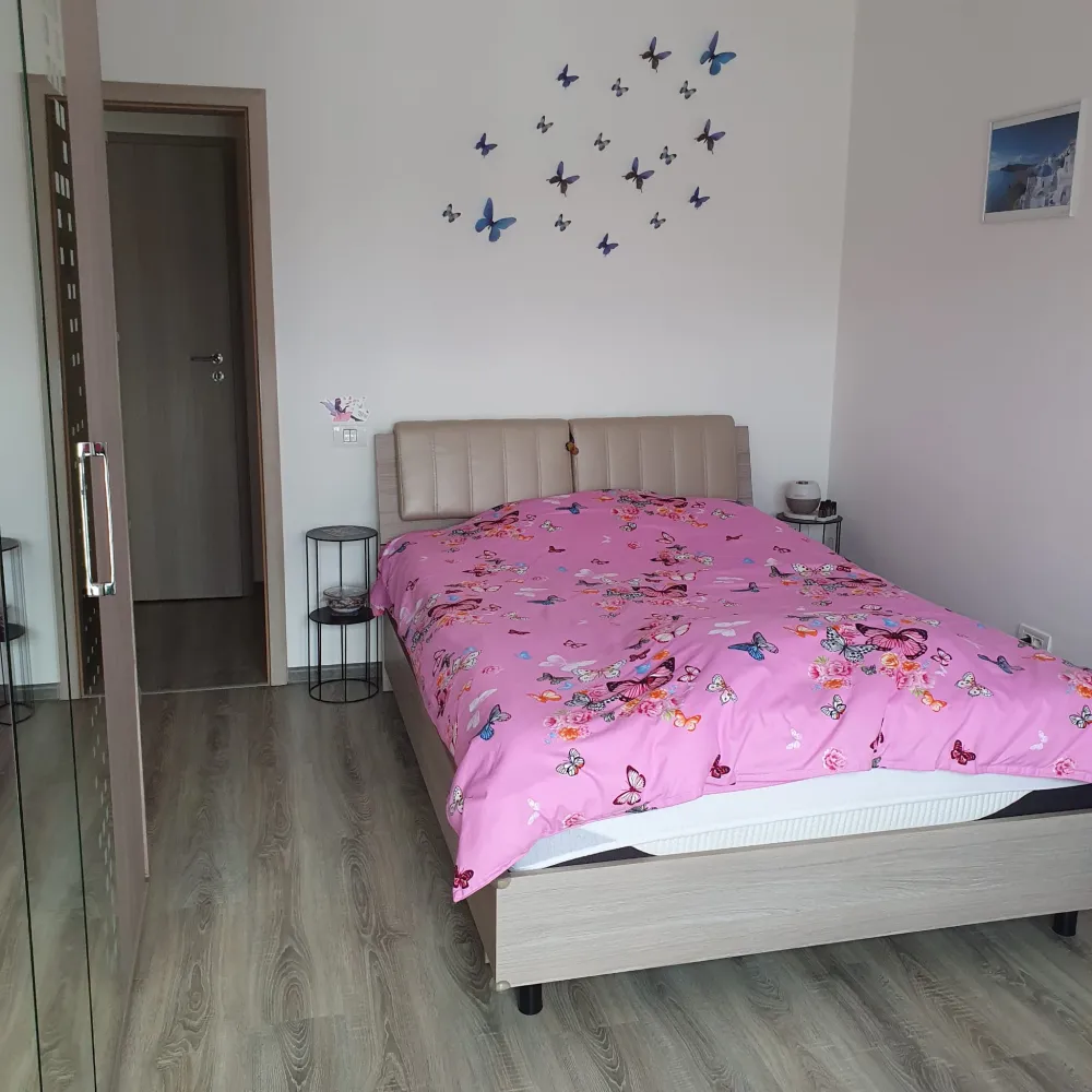 Apartament de vânzare - &nbsp;Apartament 2 camere de vânzare – Ghimbav | Parter | Complet mobilat și utilat | Loc de parcare inclusVă prezentăm un apartament cochet și foarte bine întreținut, situat în Ghimbav, ideal atât pentru locuit, cât și pentru investiție!✨ Detalii proprietate:✔️ 2 camere decomandate✔️ Suprafață utilă: 44 mp✔️ Situat la parter – acces facil și confort sporit✔️ Loc de parcare inclus✔️ Se vinde complet mobilat și utilat – exact ca în poze✔️ Bucătărie complet echipată✔️ Baie modernă✔️ Spații bine compartimentate și luminoase📍 Apartamentul este amplasat într-o zonă liniștită și în continuă dezvoltare, cu acces rapid către Brașov, magazine, transport și alte puncte de interes.Mega Image și Carrefour la 5 min de mers pe jos💯 Avantaje:✅ Mutare imediată fără investiții suplimentare✅ Ideal pentru familie, cuplu sau investiție în regim de închiriere✅ Costuri reduse de întreținere✅ Confort și funcționalitate într-un spațiu eficient organizat📞 Pentru mai multe detalii și programări la vizionare:07339796240 Comision