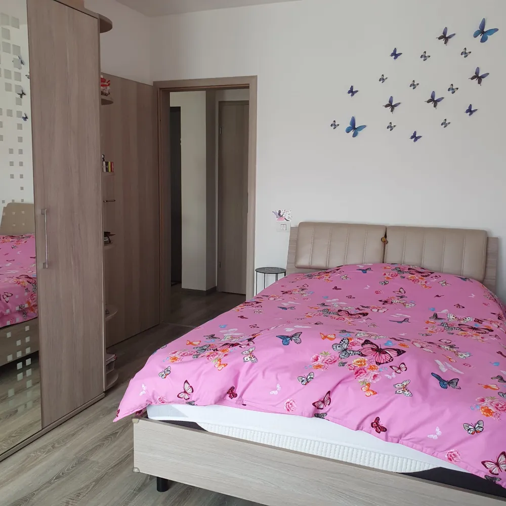 Apartament de vânzare - &nbsp;Apartament 2 camere de vânzare – Ghimbav | Parter | Complet mobilat și utilat | Loc de parcare inclusVă prezentăm un apartament cochet și foarte bine întreținut, situat în Ghimbav, ideal atât pentru locuit, cât și pentru investiție!✨ Detalii proprietate:✔️ 2 camere decomandate✔️ Suprafață utilă: 44 mp✔️ Situat la parter – acces facil și confort sporit✔️ Loc de parcare inclus✔️ Se vinde complet mobilat și utilat – exact ca în poze✔️ Bucătărie complet echipată✔️ Baie modernă✔️ Spații bine compartimentate și luminoase📍 Apartamentul este amplasat într-o zonă liniștită și în continuă dezvoltare, cu acces rapid către Brașov, magazine, transport și alte puncte de interes.Mega Image și Carrefour la 5 min de mers pe jos💯 Avantaje:✅ Mutare imediată fără investiții suplimentare✅ Ideal pentru familie, cuplu sau investiție în regim de închiriere✅ Costuri reduse de întreținere✅ Confort și funcționalitate într-un spațiu eficient organizat📞 Pentru mai multe detalii și programări la vizionare:07339796240 Comision