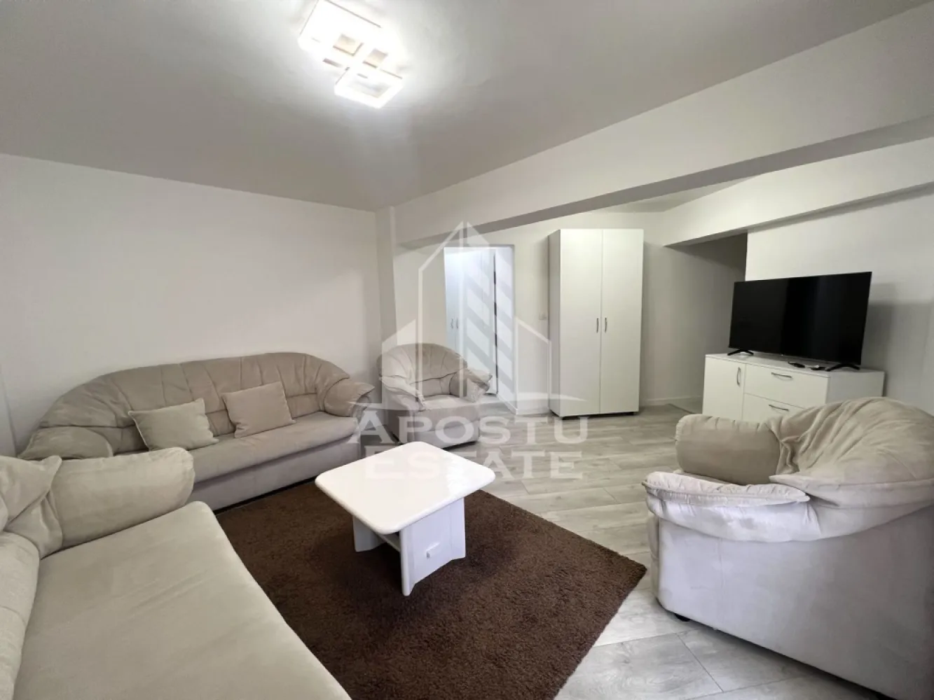 Apartament cu 2 camere de inchiriat, centrala proprie, zona Fabric - Agentia imobiliara APOSTU ESTATE va propune spre inchiriere un apartament cu 2 camere, spatios si luminos, situat in zona Fabric, o zona linistita si bine pozitionata din Timisoara, potrivit pentru cupluri,familii, sau studenti care isi doresc o locuinta unde sa se simta confortabil si cu acces facil catre scoli, statii de autobuz, supermarketuri , magazine de zona, parcuri.

Suprafata utila: 53 mp
Compartimentare eficienta:
-Hol de acces 
-Bucatarie complet mobilata si utilata, cu loc de luat masa
-Living luminos si spatios
-Dormitor mobilat si utilat
-Baie prevazuta cu cabina de dus

Confort si facilitati:
-Incalzirea apartamentului: centrala proprie
-Apartamentul este complet mobilat si utilat

Localizare:
-Timis,Timisoara, zona Fabric – acces facil spre magazine, supermarketuri, scoli, parcuri si mijloace de transport in comun.

Ideal pentru:
-Familii
-Cupluri
-Studenti

Disponibilitate: imediata
Pret chirie lunara: 400 euro ( usor negociabil)
Programeaza o vizionare pentru a-ti putea imagina viitorul aici!
ID intern: CP3121000