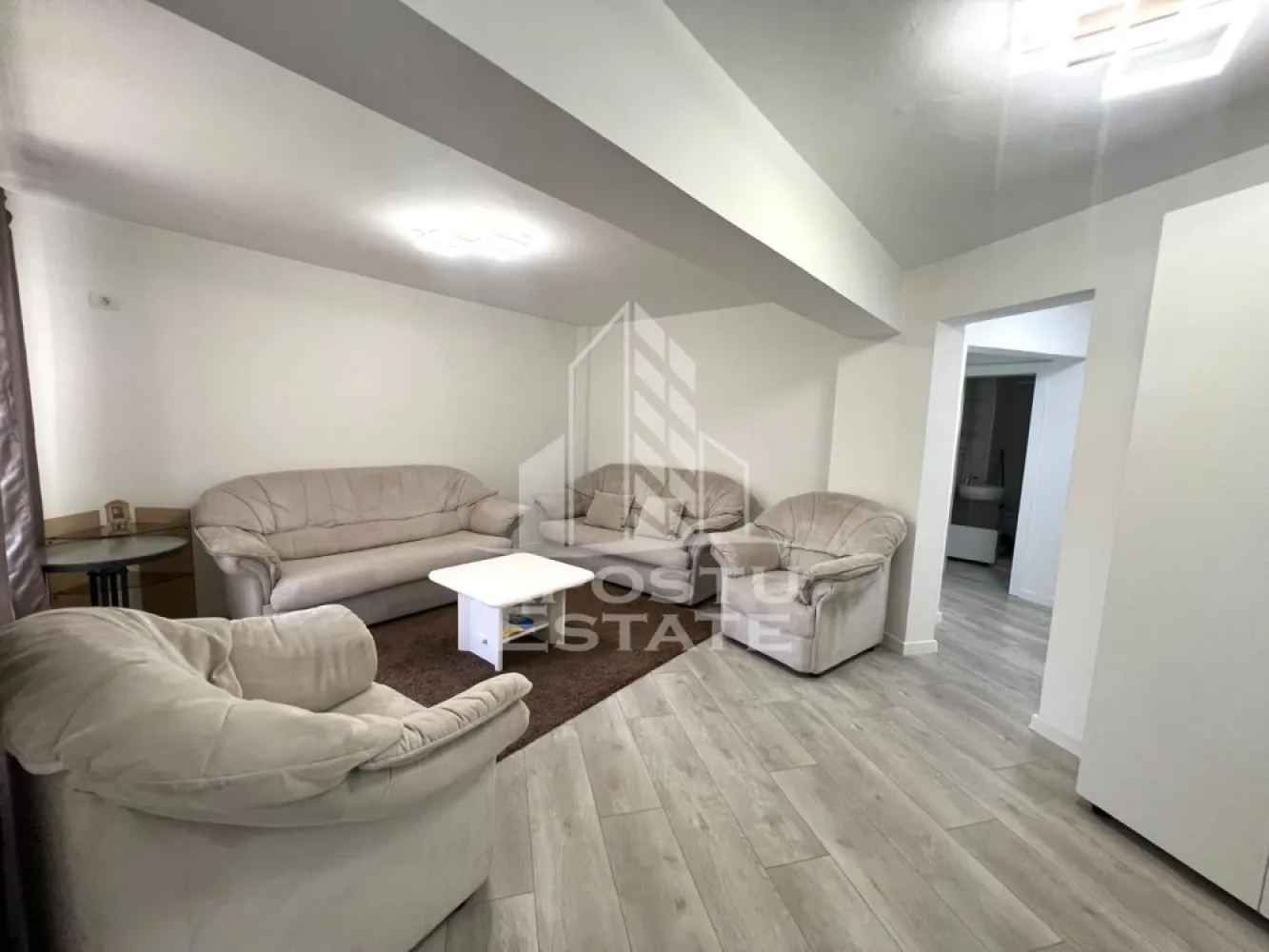 Apartament cu 2 camere de inchiriat, centrala proprie, zona Fabric - Agentia imobiliara APOSTU ESTATE va propune spre inchiriere un apartament cu 2 camere, spatios si luminos, situat in zona Fabric, o zona linistita si bine pozitionata din Timisoara, potrivit pentru cupluri,familii, sau studenti care isi doresc o locuinta unde sa se simta confortabil si cu acces facil catre scoli, statii de autobuz, supermarketuri , magazine de zona, parcuri.

Suprafata utila: 53 mp
Compartimentare eficienta:
-Hol de acces 
-Bucatarie complet mobilata si utilata, cu loc de luat masa
-Living luminos si spatios
-Dormitor mobilat si utilat
-Baie prevazuta cu cabina de dus

Confort si facilitati:
-Incalzirea apartamentului: centrala proprie
-Apartamentul este complet mobilat si utilat

Localizare:
-Timis,Timisoara, zona Fabric – acces facil spre magazine, supermarketuri, scoli, parcuri si mijloace de transport in comun.

Ideal pentru:
-Familii
-Cupluri
-Studenti

Disponibilitate: imediata
Pret chirie lunara: 400 euro ( usor negociabil)
Programeaza o vizionare pentru a-ti putea imagina viitorul aici!
ID intern: CP3121000