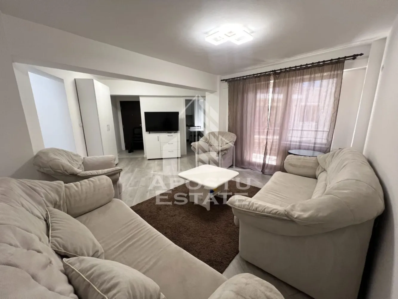Apartament cu 2 camere de inchiriat, centrala proprie, zona Fabric - Agentia imobiliara APOSTU ESTATE va propune spre inchiriere un apartament cu 2 camere, spatios si luminos, situat in zona Fabric, o zona linistita si bine pozitionata din Timisoara, potrivit pentru cupluri,familii, sau studenti care isi doresc o locuinta unde sa se simta confortabil si cu acces facil catre scoli, statii de autobuz, supermarketuri , magazine de zona, parcuri.

Suprafata utila: 53 mp
Compartimentare eficienta:
-Hol de acces 
-Bucatarie complet mobilata si utilata, cu loc de luat masa
-Living luminos si spatios
-Dormitor mobilat si utilat
-Baie prevazuta cu cabina de dus

Confort si facilitati:
-Incalzirea apartamentului: centrala proprie
-Apartamentul este complet mobilat si utilat

Localizare:
-Timis,Timisoara, zona Fabric – acces facil spre magazine, supermarketuri, scoli, parcuri si mijloace de transport in comun.

Ideal pentru:
-Familii
-Cupluri
-Studenti

Disponibilitate: imediata
Pret chirie lunara: 400 euro ( usor negociabil)
Programeaza o vizionare pentru a-ti putea imagina viitorul aici!
ID intern: CP3121000