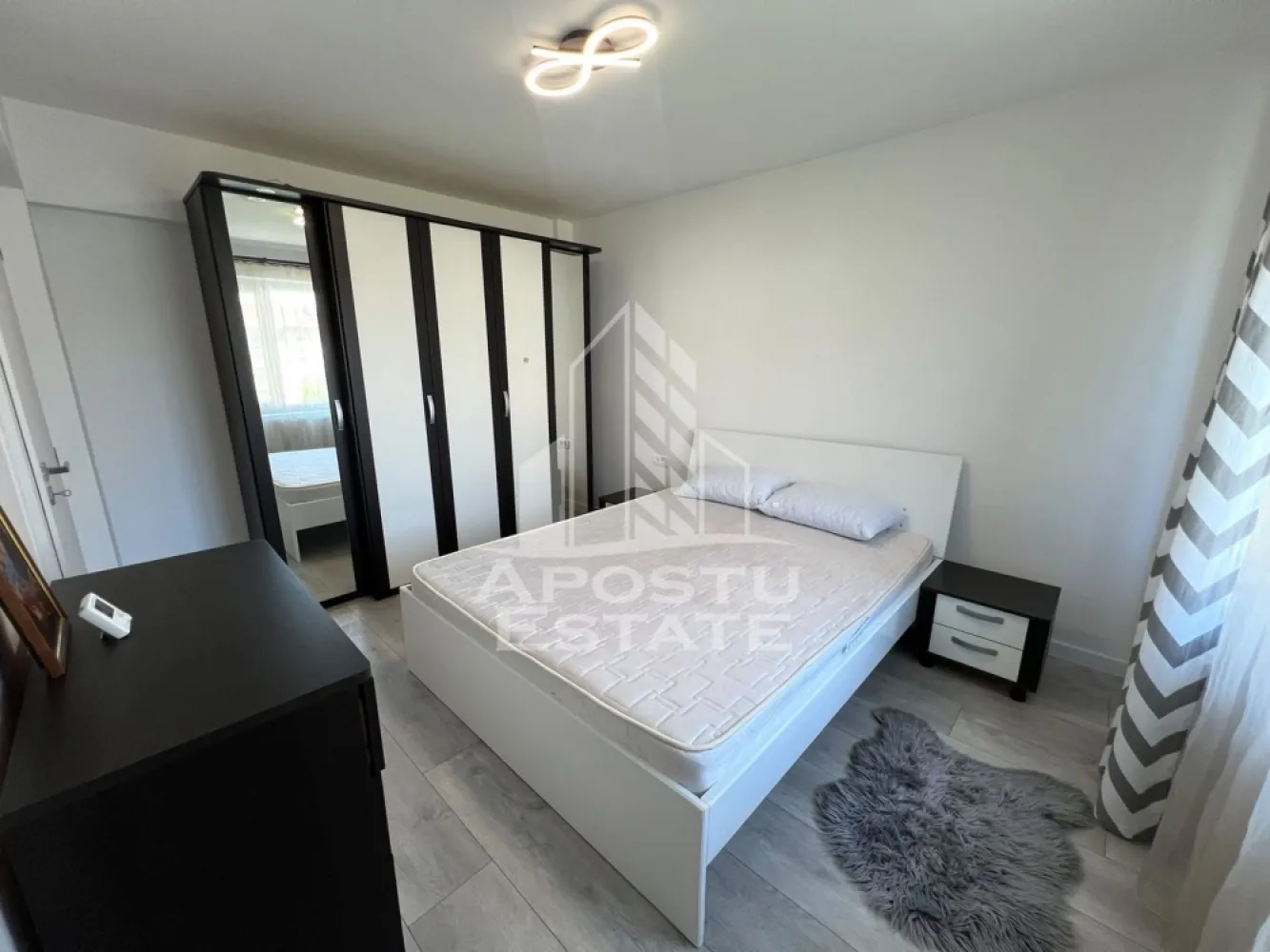 Apartament cu 2 camere de inchiriat, centrala proprie, zona Fabric - Agentia imobiliara APOSTU ESTATE va propune spre inchiriere un apartament cu 2 camere, spatios si luminos, situat in zona Fabric, o zona linistita si bine pozitionata din Timisoara, potrivit pentru cupluri,familii, sau studenti care isi doresc o locuinta unde sa se simta confortabil si cu acces facil catre scoli, statii de autobuz, supermarketuri , magazine de zona, parcuri.

Suprafata utila: 53 mp
Compartimentare eficienta:
-Hol de acces 
-Bucatarie complet mobilata si utilata, cu loc de luat masa
-Living luminos si spatios
-Dormitor mobilat si utilat
-Baie prevazuta cu cabina de dus

Confort si facilitati:
-Incalzirea apartamentului: centrala proprie
-Apartamentul este complet mobilat si utilat

Localizare:
-Timis,Timisoara, zona Fabric – acces facil spre magazine, supermarketuri, scoli, parcuri si mijloace de transport in comun.

Ideal pentru:
-Familii
-Cupluri
-Studenti

Disponibilitate: imediata
Pret chirie lunara: 400 euro ( usor negociabil)
Programeaza o vizionare pentru a-ti putea imagina viitorul aici!
ID intern: CP3121000