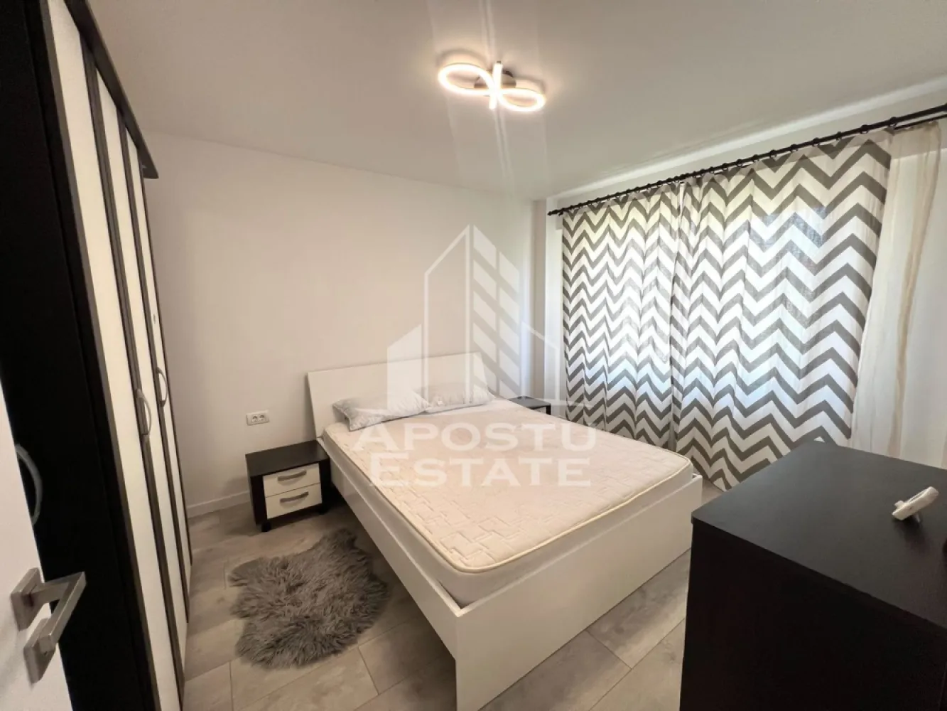 Apartament cu 2 camere de inchiriat, centrala proprie, zona Fabric - Agentia imobiliara APOSTU ESTATE va propune spre inchiriere un apartament cu 2 camere, spatios si luminos, situat in zona Fabric, o zona linistita si bine pozitionata din Timisoara, potrivit pentru cupluri,familii, sau studenti care isi doresc o locuinta unde sa se simta confortabil si cu acces facil catre scoli, statii de autobuz, supermarketuri , magazine de zona, parcuri.

Suprafata utila: 53 mp
Compartimentare eficienta:
-Hol de acces 
-Bucatarie complet mobilata si utilata, cu loc de luat masa
-Living luminos si spatios
-Dormitor mobilat si utilat
-Baie prevazuta cu cabina de dus

Confort si facilitati:
-Incalzirea apartamentului: centrala proprie
-Apartamentul este complet mobilat si utilat

Localizare:
-Timis,Timisoara, zona Fabric – acces facil spre magazine, supermarketuri, scoli, parcuri si mijloace de transport in comun.

Ideal pentru:
-Familii
-Cupluri
-Studenti

Disponibilitate: imediata
Pret chirie lunara: 400 euro ( usor negociabil)
Programeaza o vizionare pentru a-ti putea imagina viitorul aici!
ID intern: CP3121000
