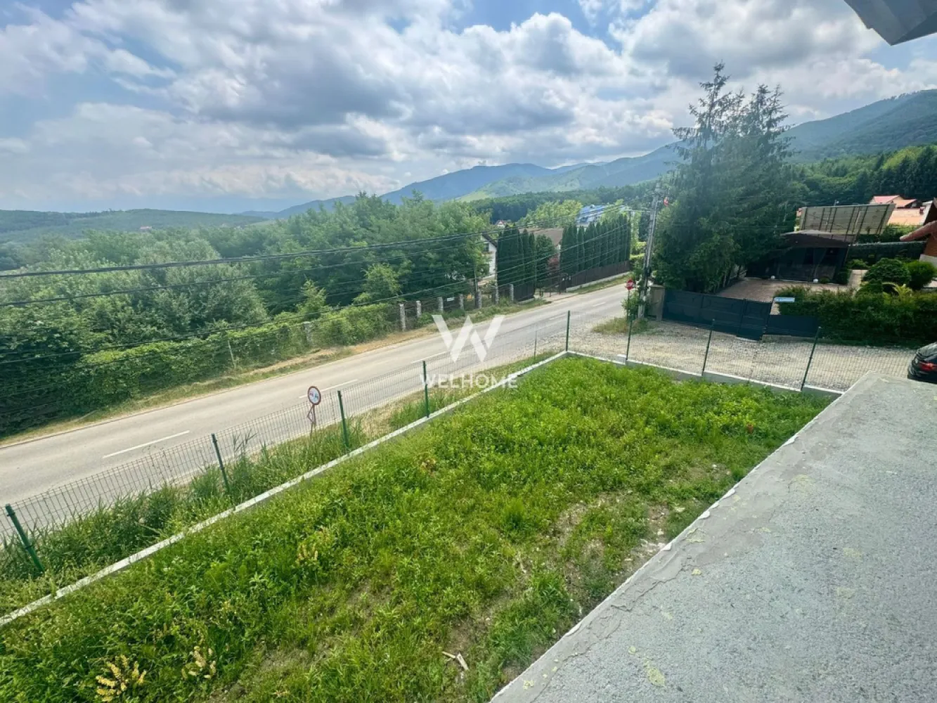 Casa Noua teren 700mp Tocile Sibiu - COMISION 0% Va propunem spre vanzare o casa indivduala in zona Tocile - Sibiu cu o priveliste deosebita asupra muntilor. Suprafata utila: 135 mp Suprafata teren 705 mp Are deschidere la 3 strazi Compartimentare: Parter: hol, living, bucatarie, baie, scari late de acces la etaj, camera tehnica, terasa, carport, Etaj: 3 dormitoare generoase, baie, hol, 2 balcoane mari Utilitati: apa, curent, fosa septica, incalzire cu pompa de caldura Stadiu de predare: LA CHEIE exterior si LA ALB interior, cu instalatii termice, sanitare, electrice, usa de intrare, geamuri termopan tripan, incalzire in pardoseala, pregatire pentru panouri fotovoltaice (contracost se pot monta panourile), peretii tencuiti si zugraviti alb. O casa executata cu materiale de calitate. MERITA VAZUTA! Distanta fata de Sibiu este de 15km Casa se poate preda imediat, De asemenea, daca se doreste se poate amenaja LA CHEIE. Pret: 279000 euro negociabil. Detalii si vizionari: 0752.088.381- Roxana }}