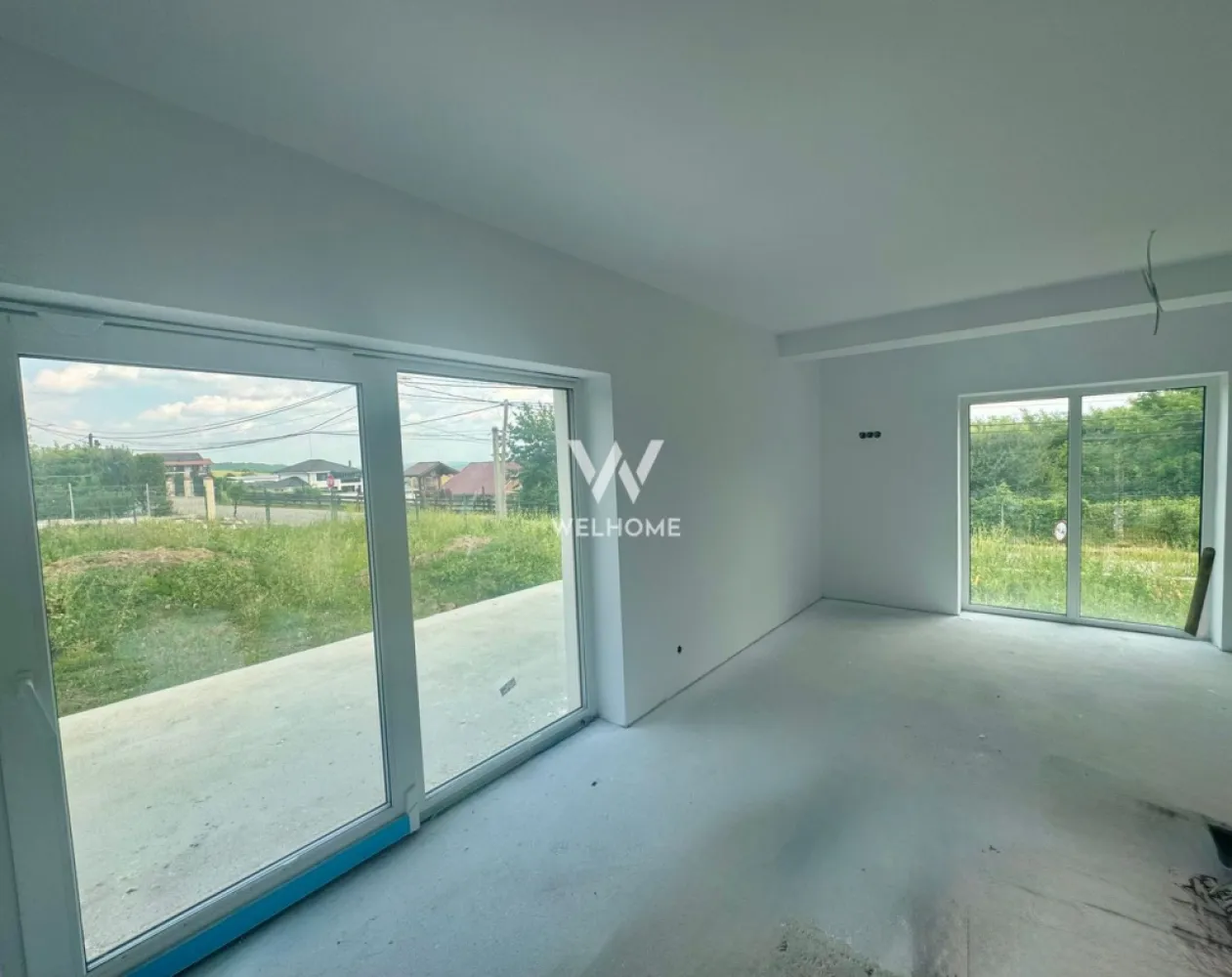 Casa Noua teren 700mp Tocile Sibiu - COMISION 0% Va propunem spre vanzare o casa indivduala in zona Tocile - Sibiu cu o priveliste deosebita asupra muntilor. Suprafata utila: 135 mp Suprafata teren 705 mp Are deschidere la 3 strazi Compartimentare: Parter: hol, living, bucatarie, baie, scari late de acces la etaj, camera tehnica, terasa, carport, Etaj: 3 dormitoare generoase, baie, hol, 2 balcoane mari Utilitati: apa, curent, fosa septica, incalzire cu pompa de caldura Stadiu de predare: LA CHEIE exterior si LA ALB interior, cu instalatii termice, sanitare, electrice, usa de intrare, geamuri termopan tripan, incalzire in pardoseala, pregatire pentru panouri fotovoltaice (contracost se pot monta panourile), peretii tencuiti si zugraviti alb. O casa executata cu materiale de calitate. MERITA VAZUTA! Distanta fata de Sibiu este de 15km Casa se poate preda imediat, De asemenea, daca se doreste se poate amenaja LA CHEIE. Pret: 279000 euro negociabil. Detalii si vizionari: 0752.088.381- Roxana }}